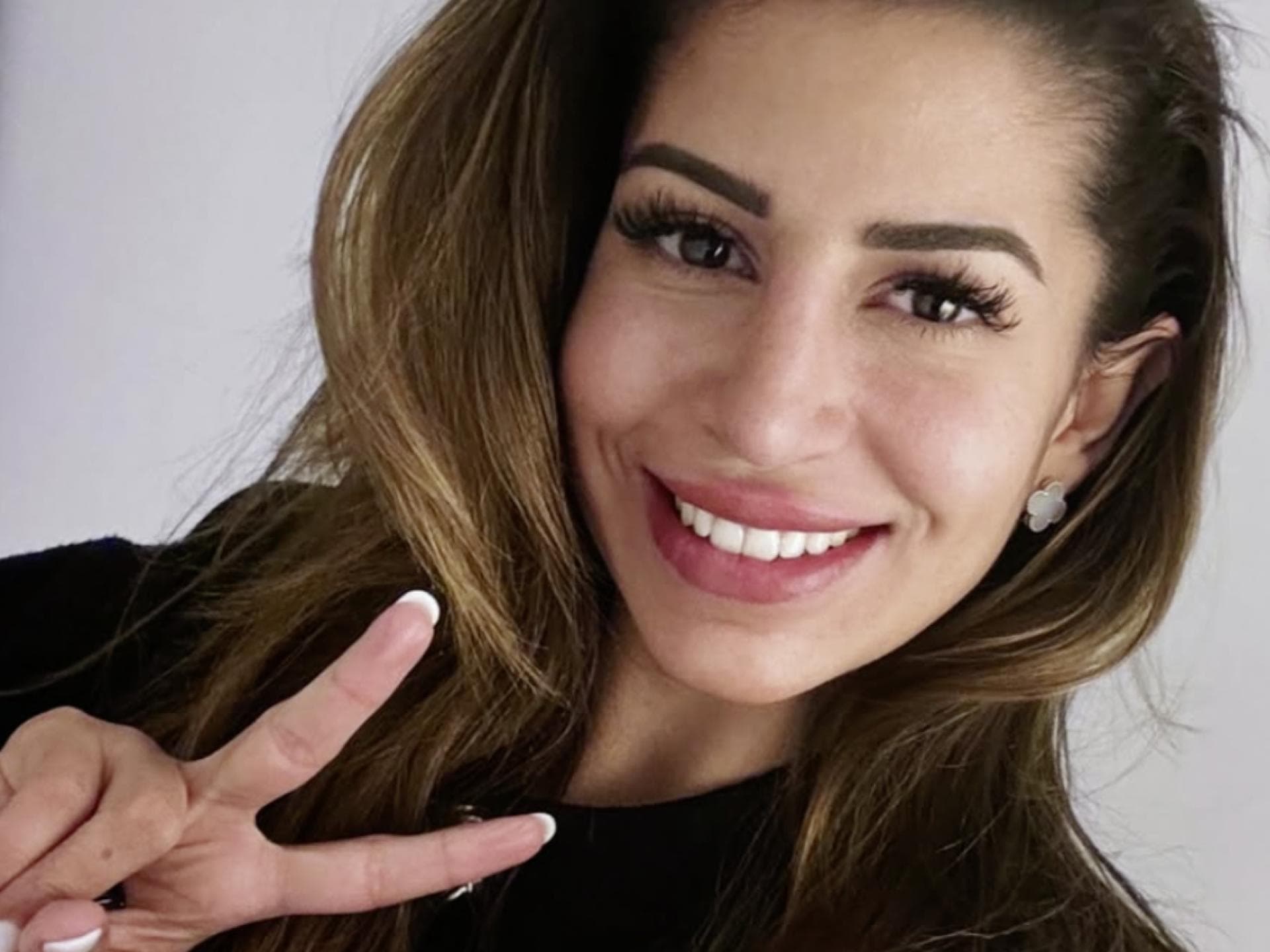 Eva Benetatou zeigt Peace-Zeichen