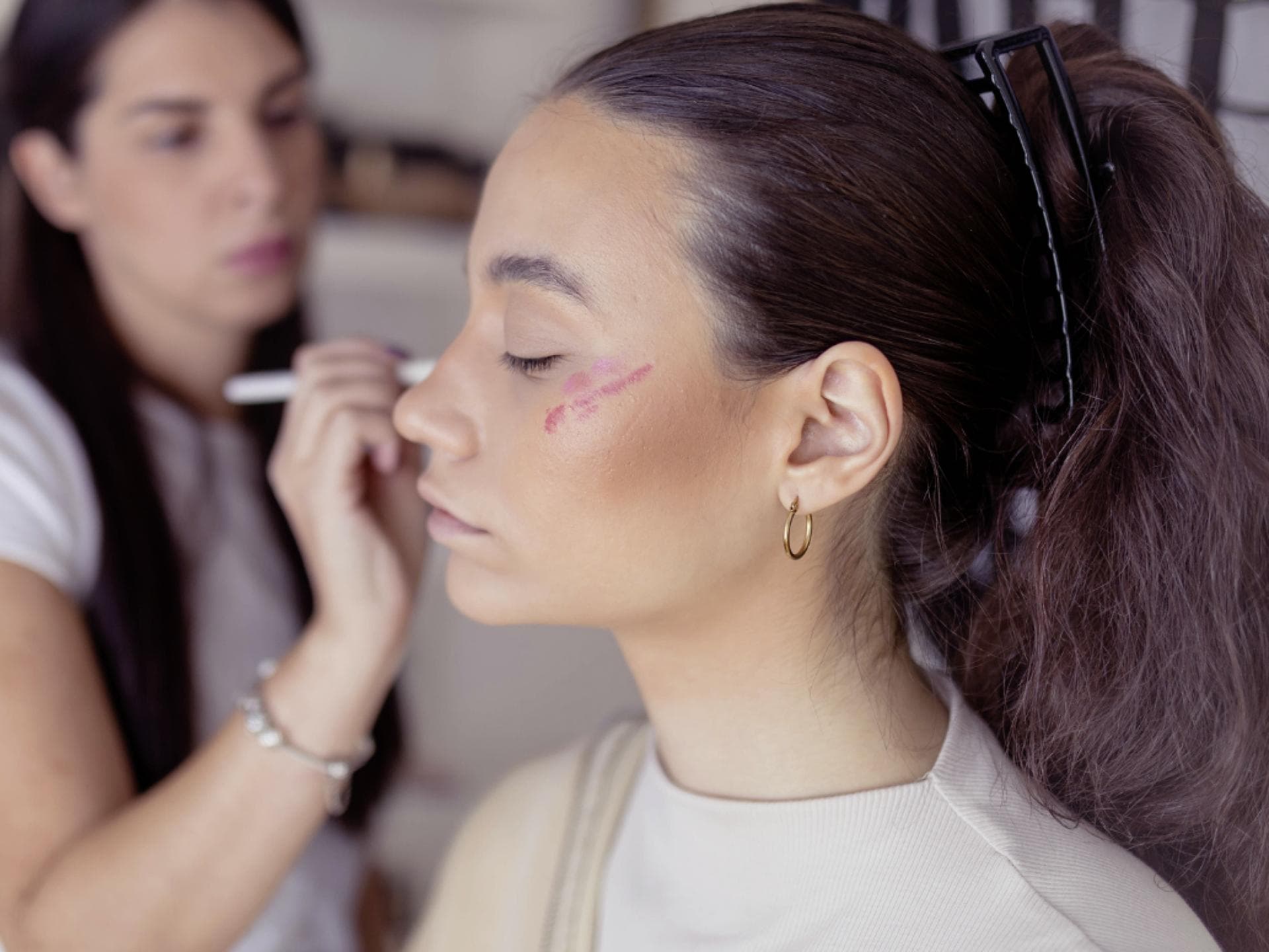 Flüssig Blush von Too Faced Frau wird geschminkt