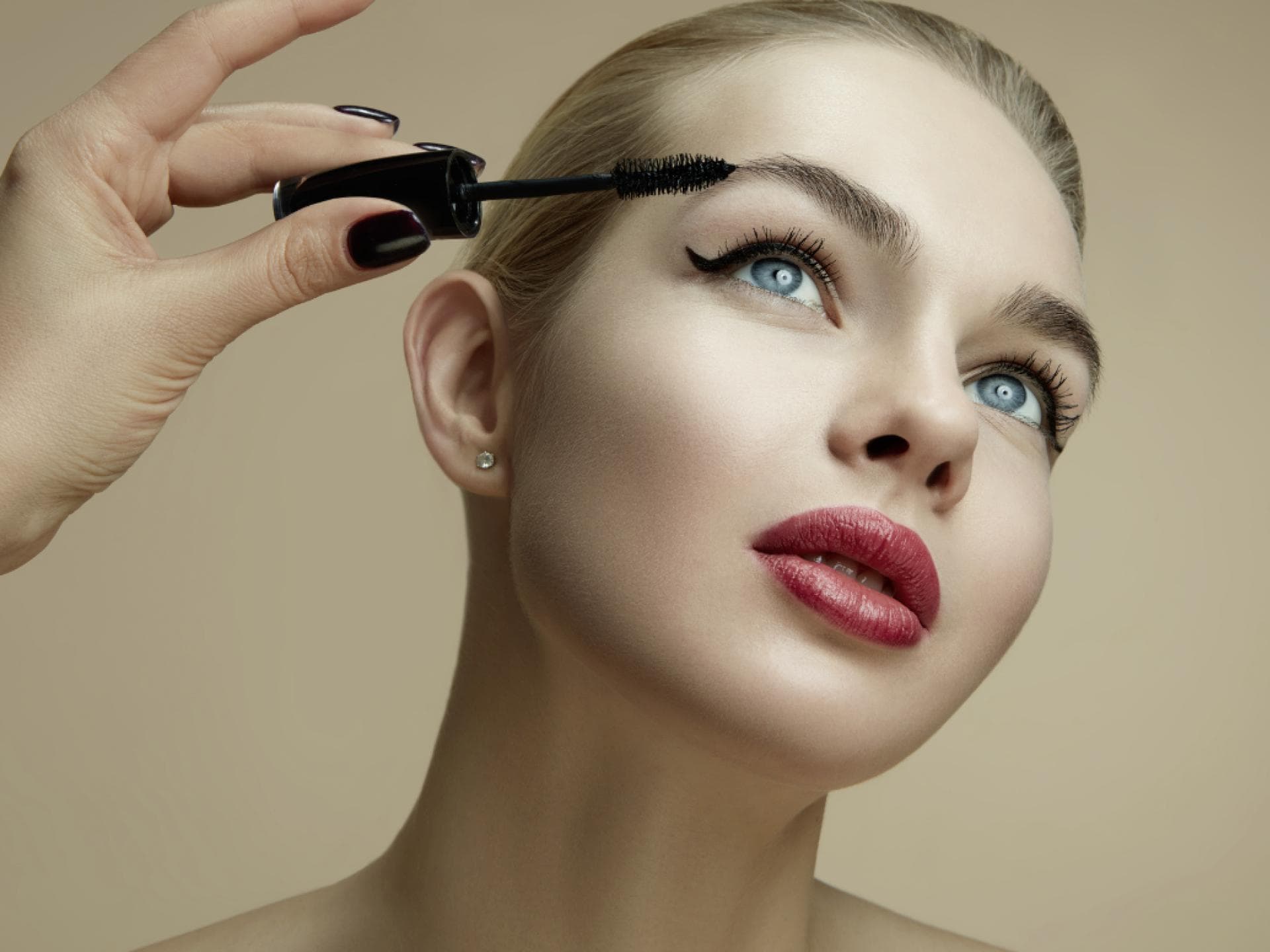 Frau tuscht Mascara