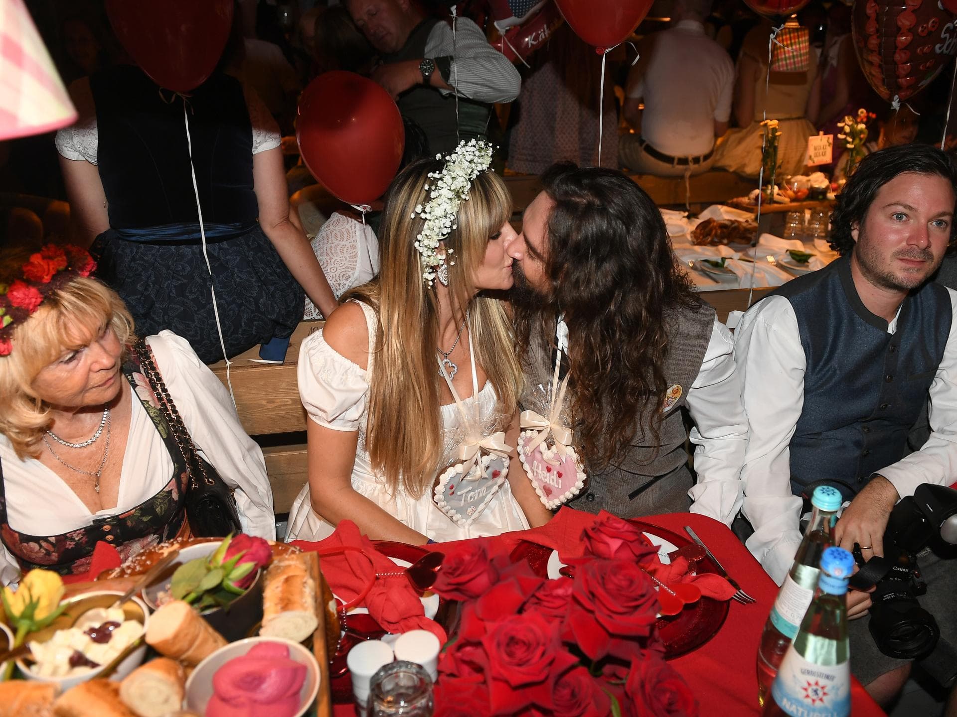 Heidi Klum und Tom Kaulitz küssen sich auf dem Oktoberfest