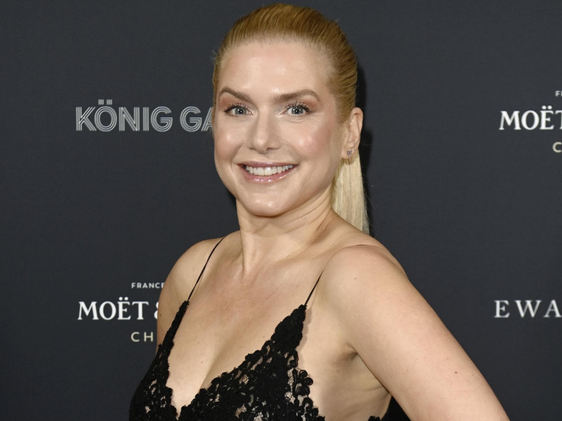 Jeanette Biedermann lächelt