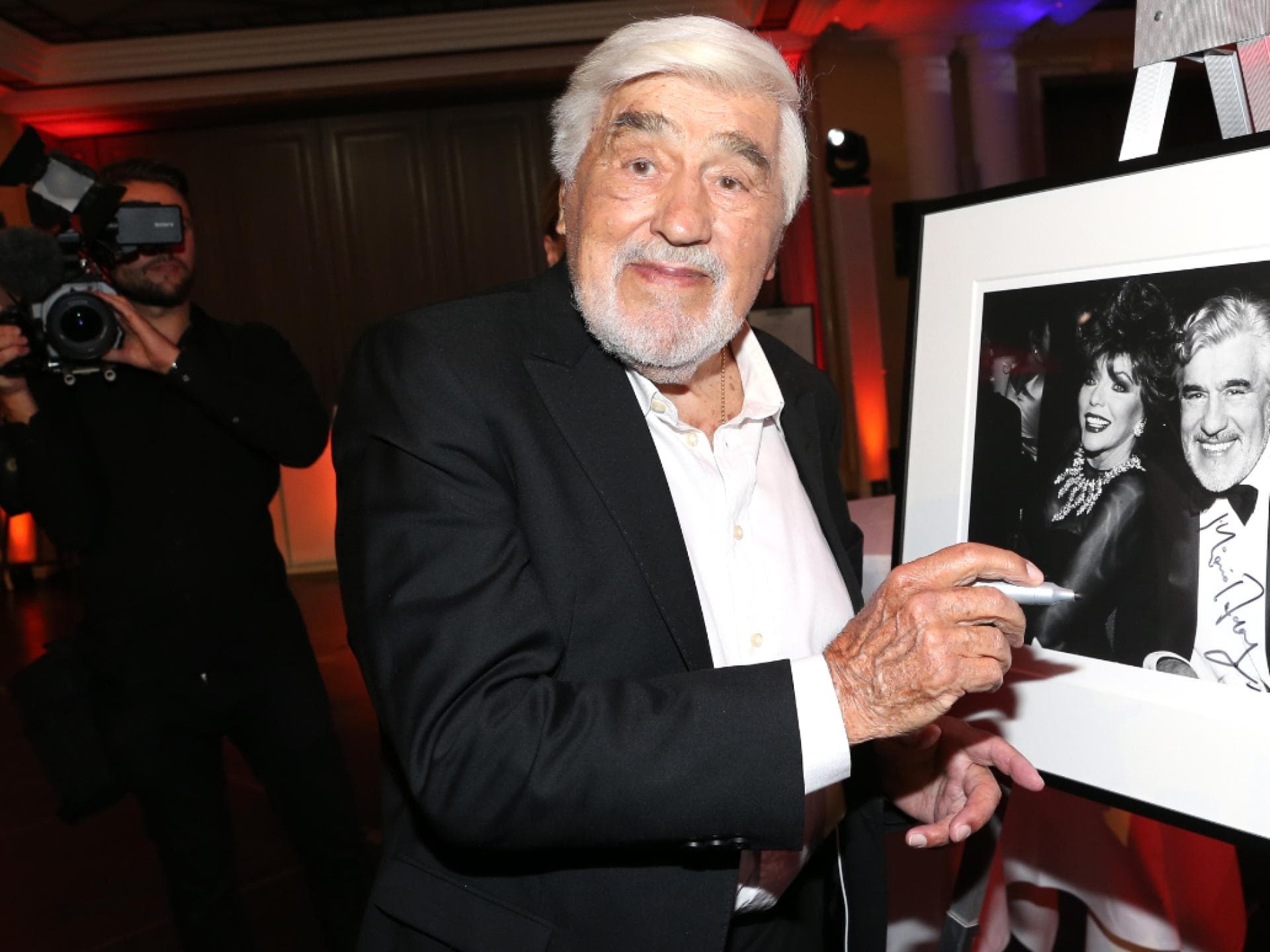 Mario Adorf gibt Autogramm
