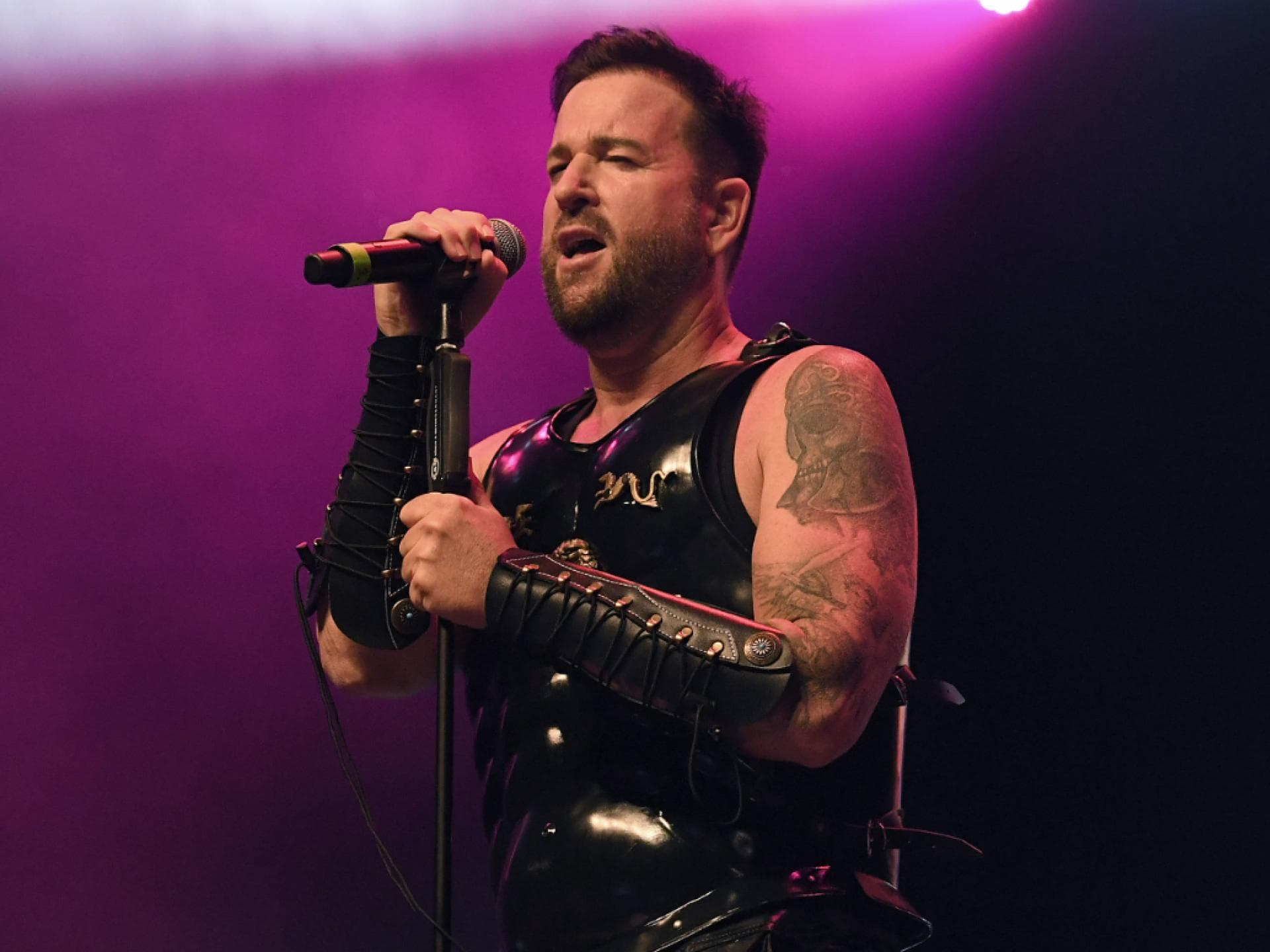 Michael Wendler in Rüstung auf Bühne