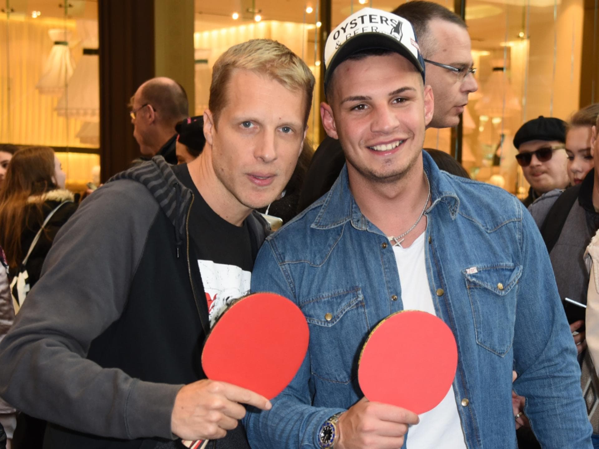 Oliver Pocher und Pietro Lombardi mit Tischtennisschlägern