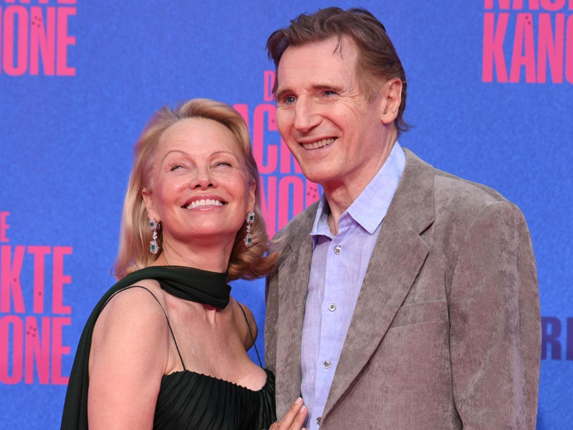 Pamela Anderson kuschelt mit Liam Neeson