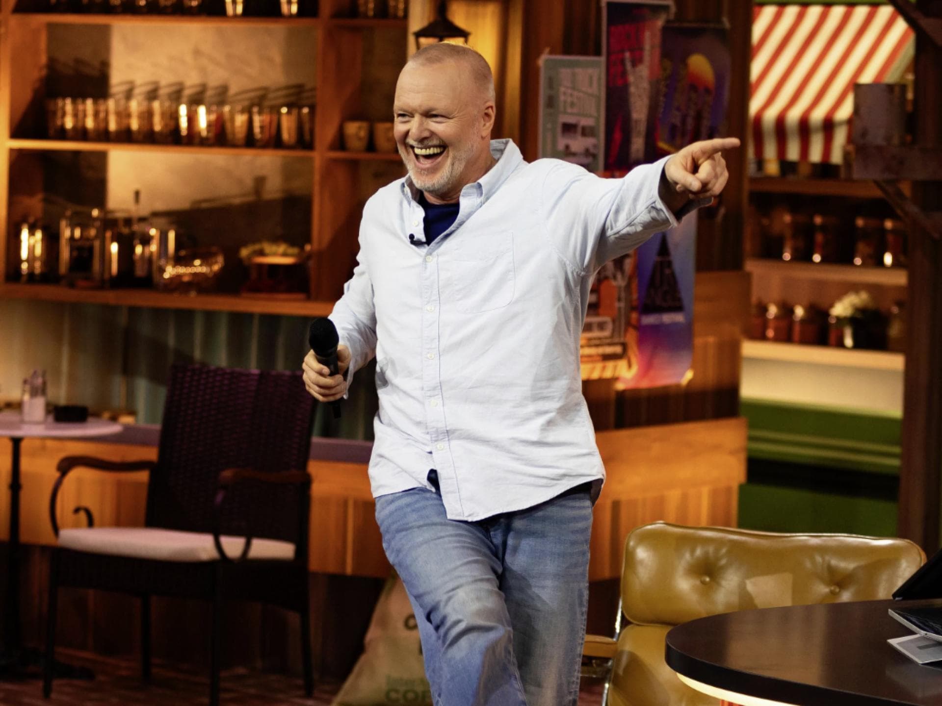 Stefan Raab tanzt, zeigt dabei mit Finger