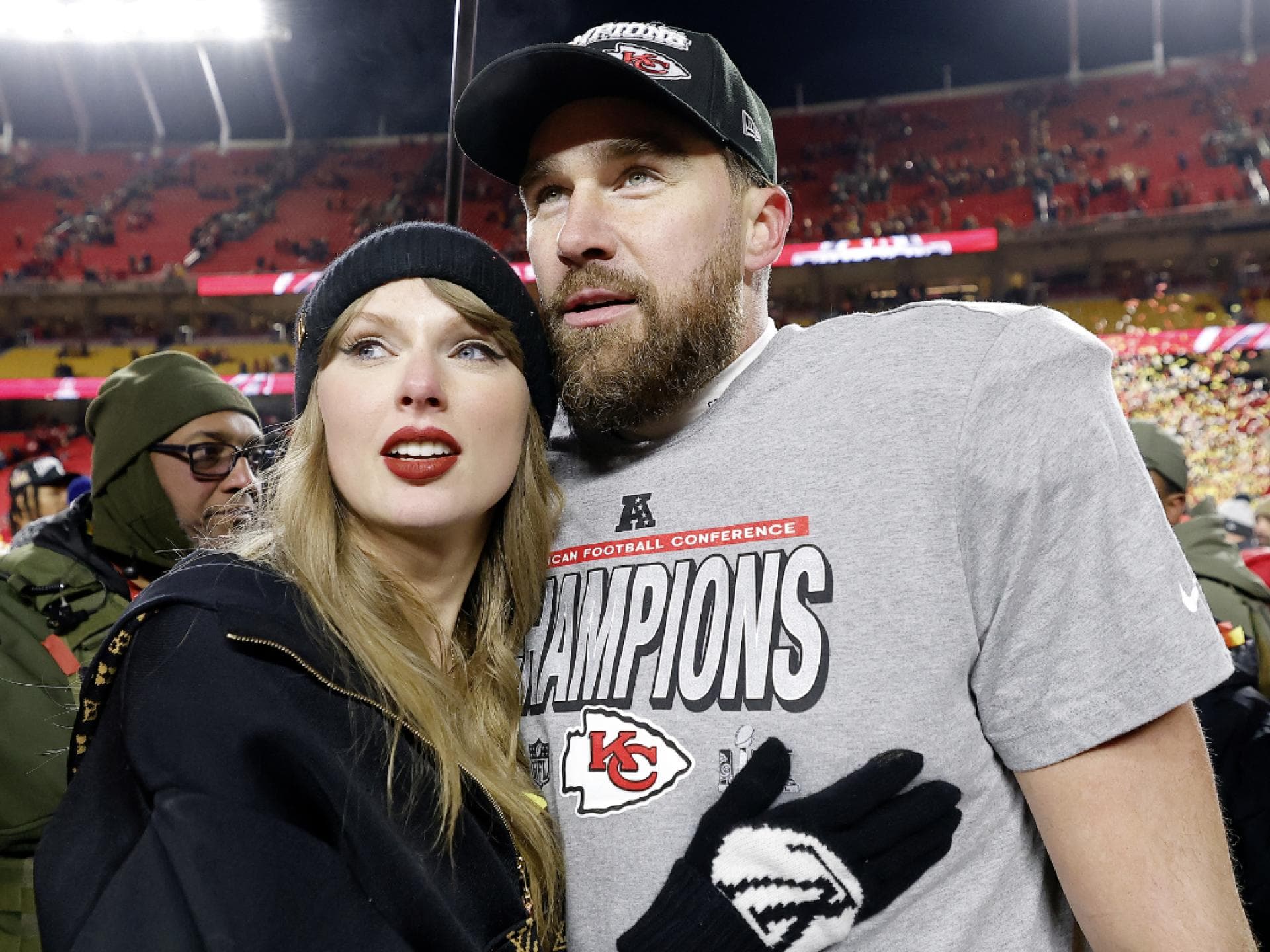 Taylor Swift kuschelt mit Travis Kelce