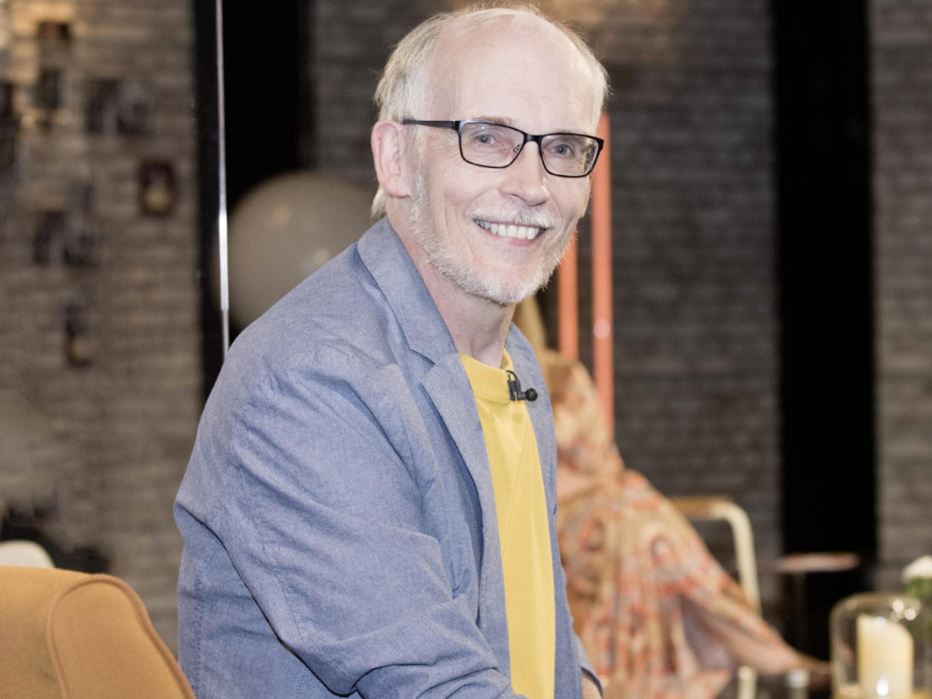 Thomas Kinne schaut über Schulter