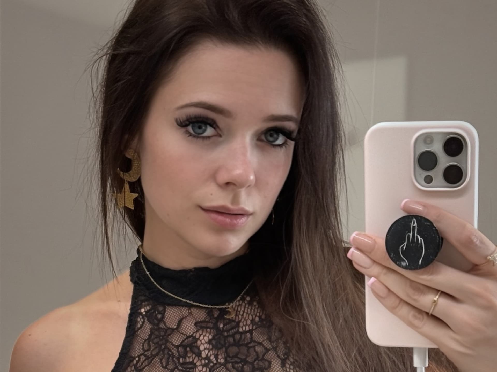 Anne Wünsche mit Handy