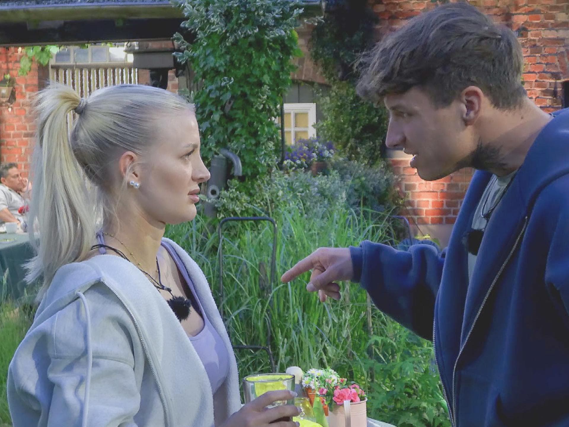 Edda Pilz und Micha streiten im Sommerhaus