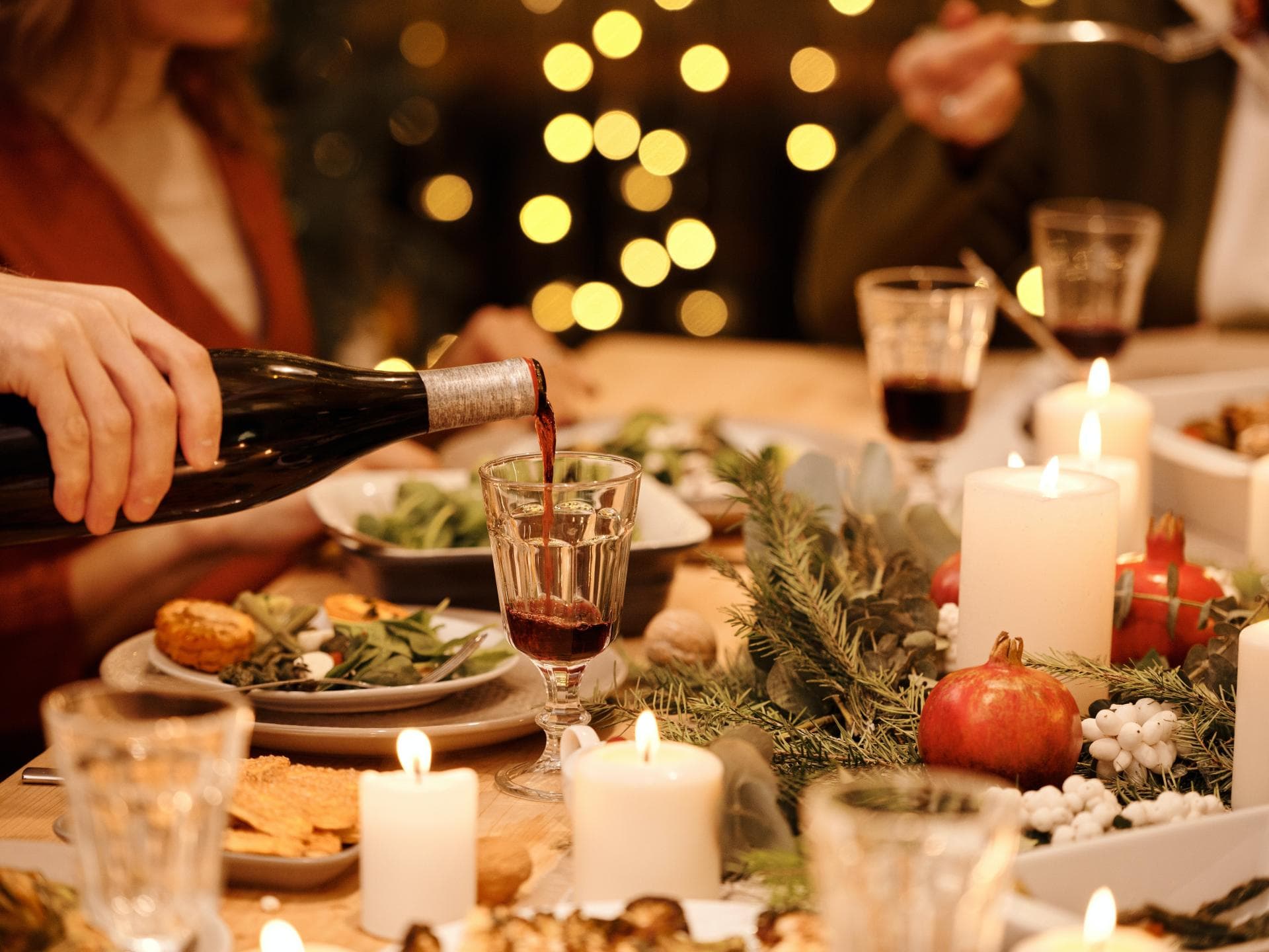 Ein weihnachtlich geschmückter Tisch