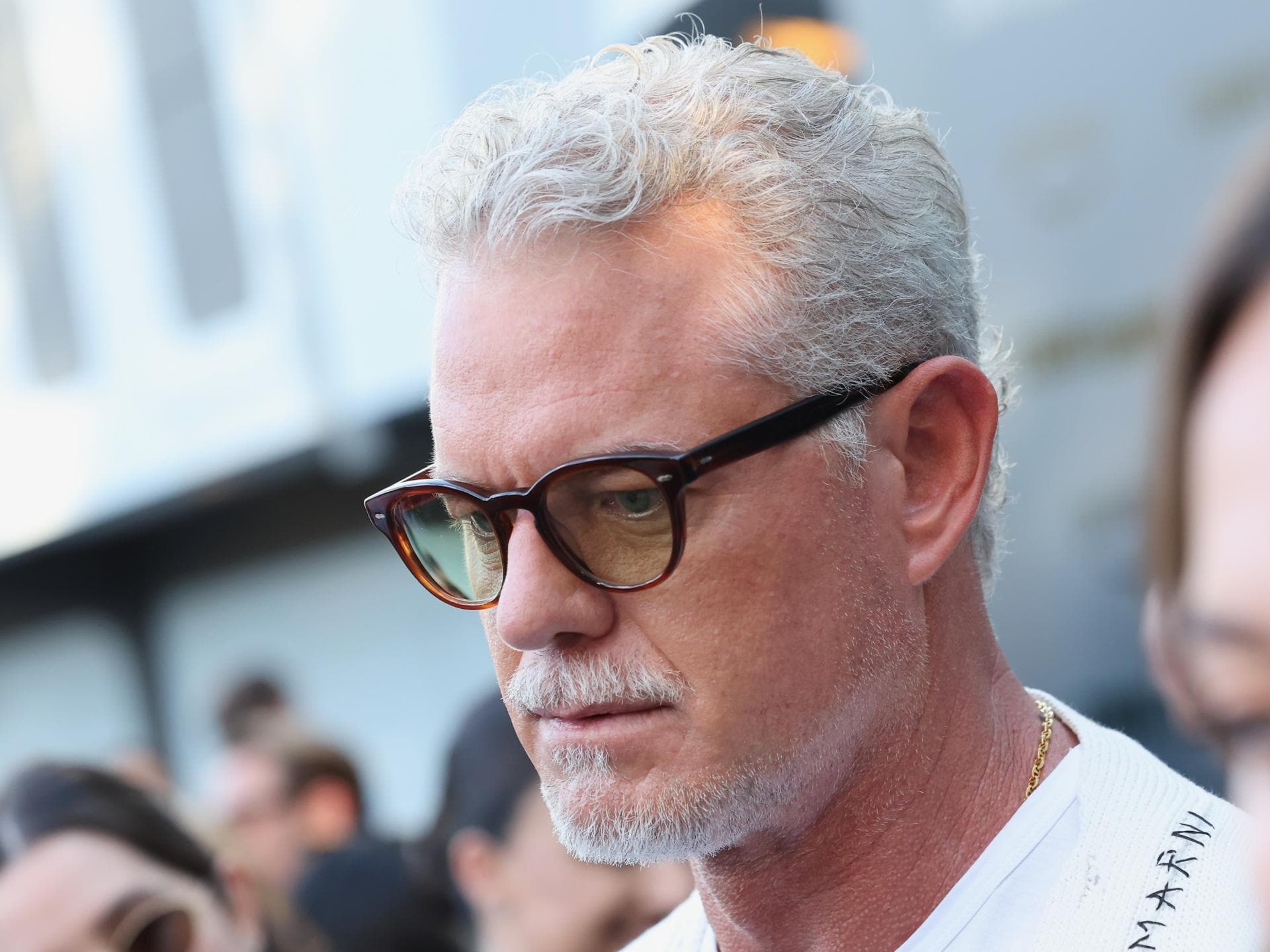Eric Dane guckt mit Brille traurig nach unten