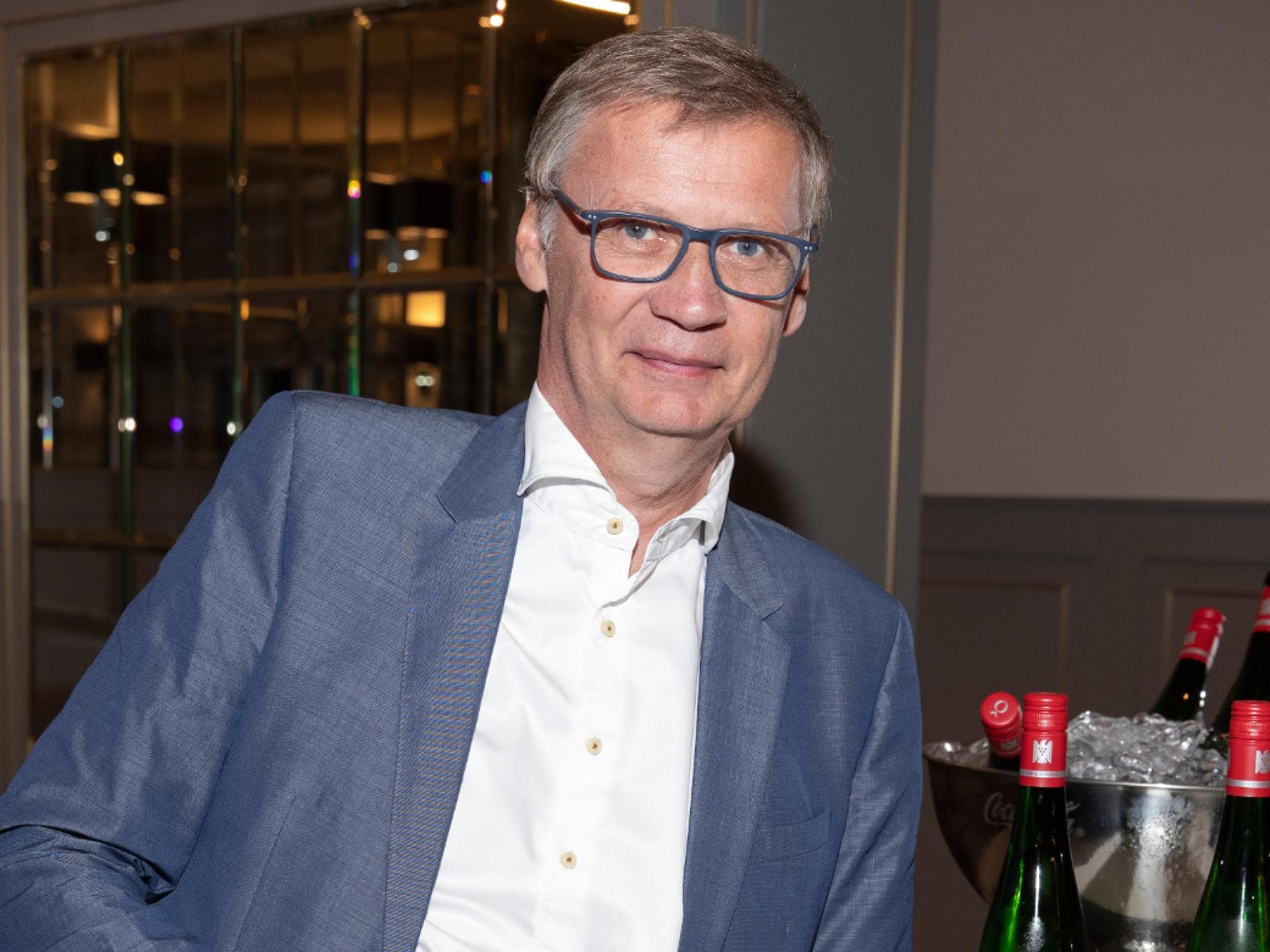 Günther Jauch lehnt sich an Bar