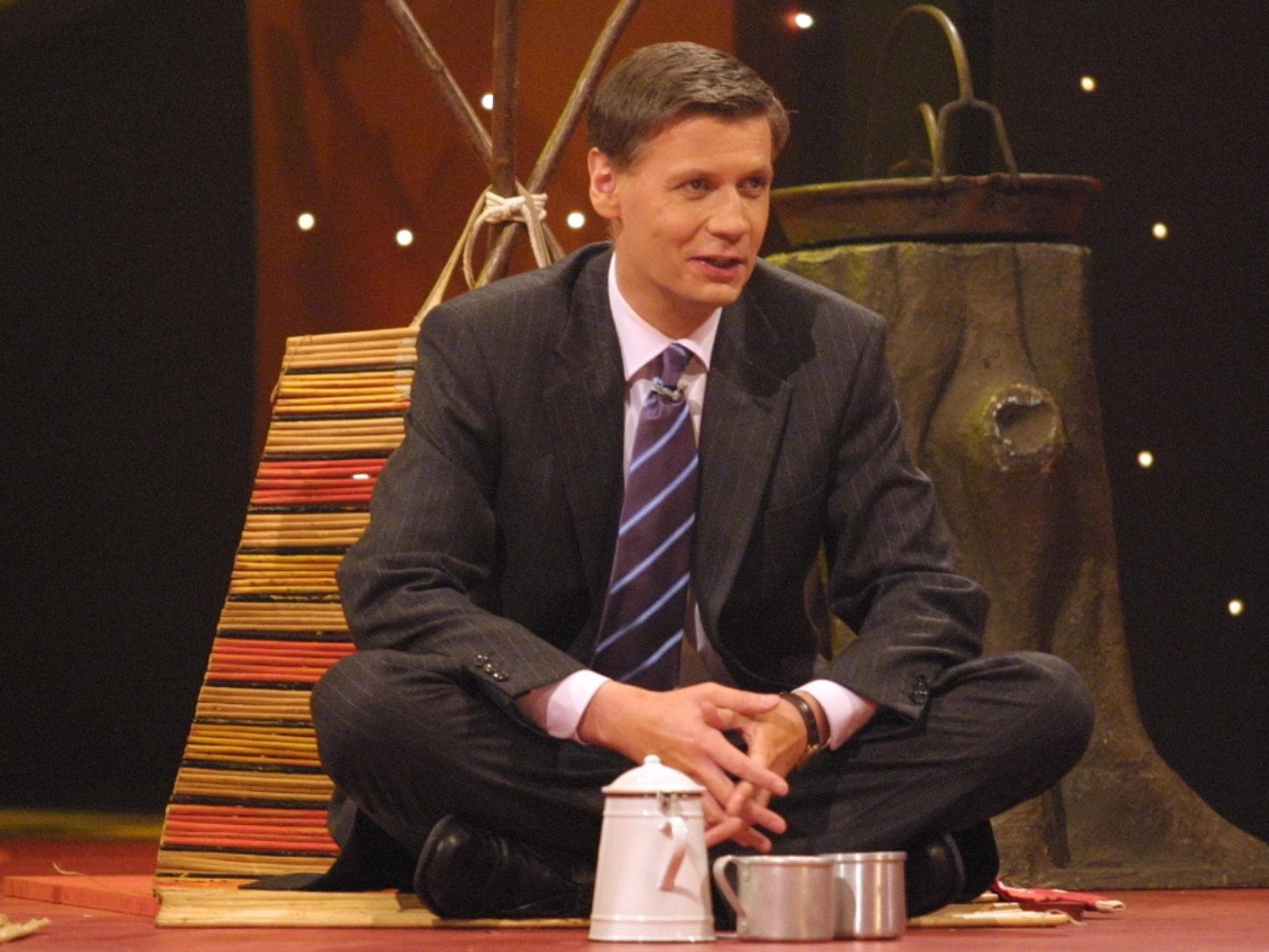 Günther Jauch im Schneidersitz