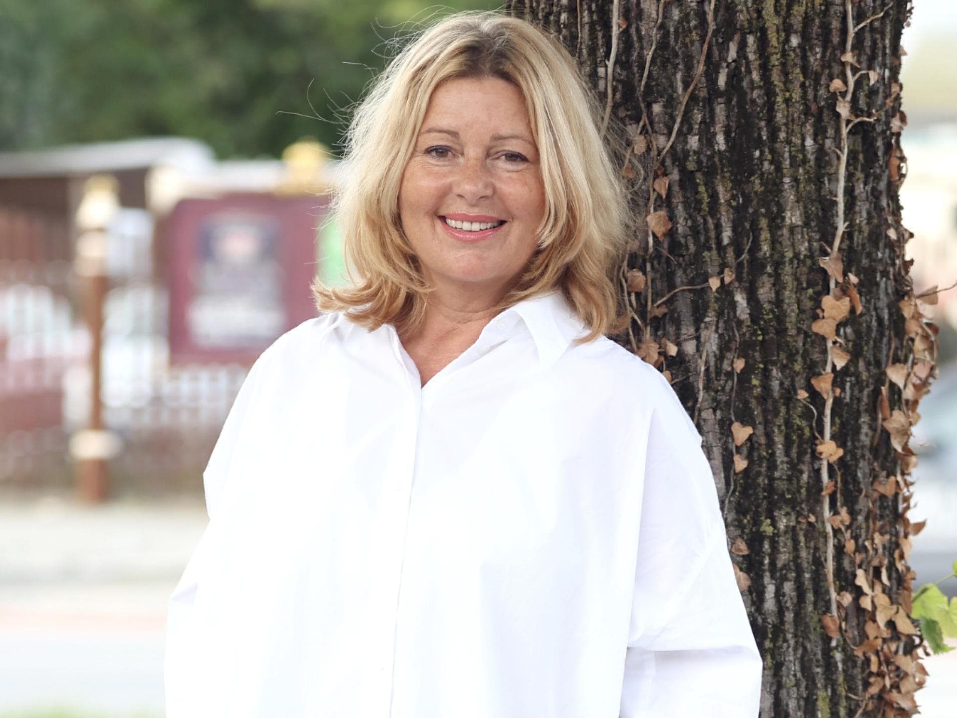 Karin Thaler am Baum von Die Rosenheim Cops