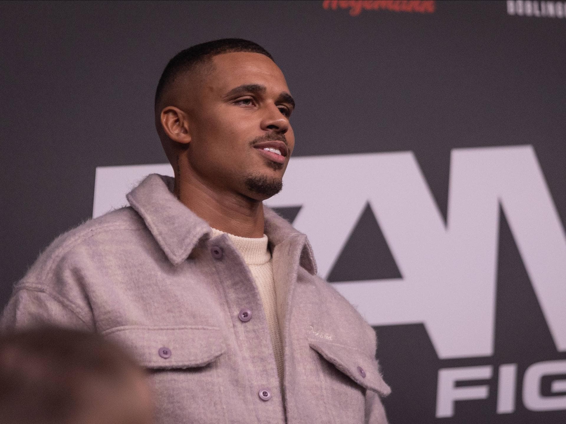 Kevin Njie von der Seite
