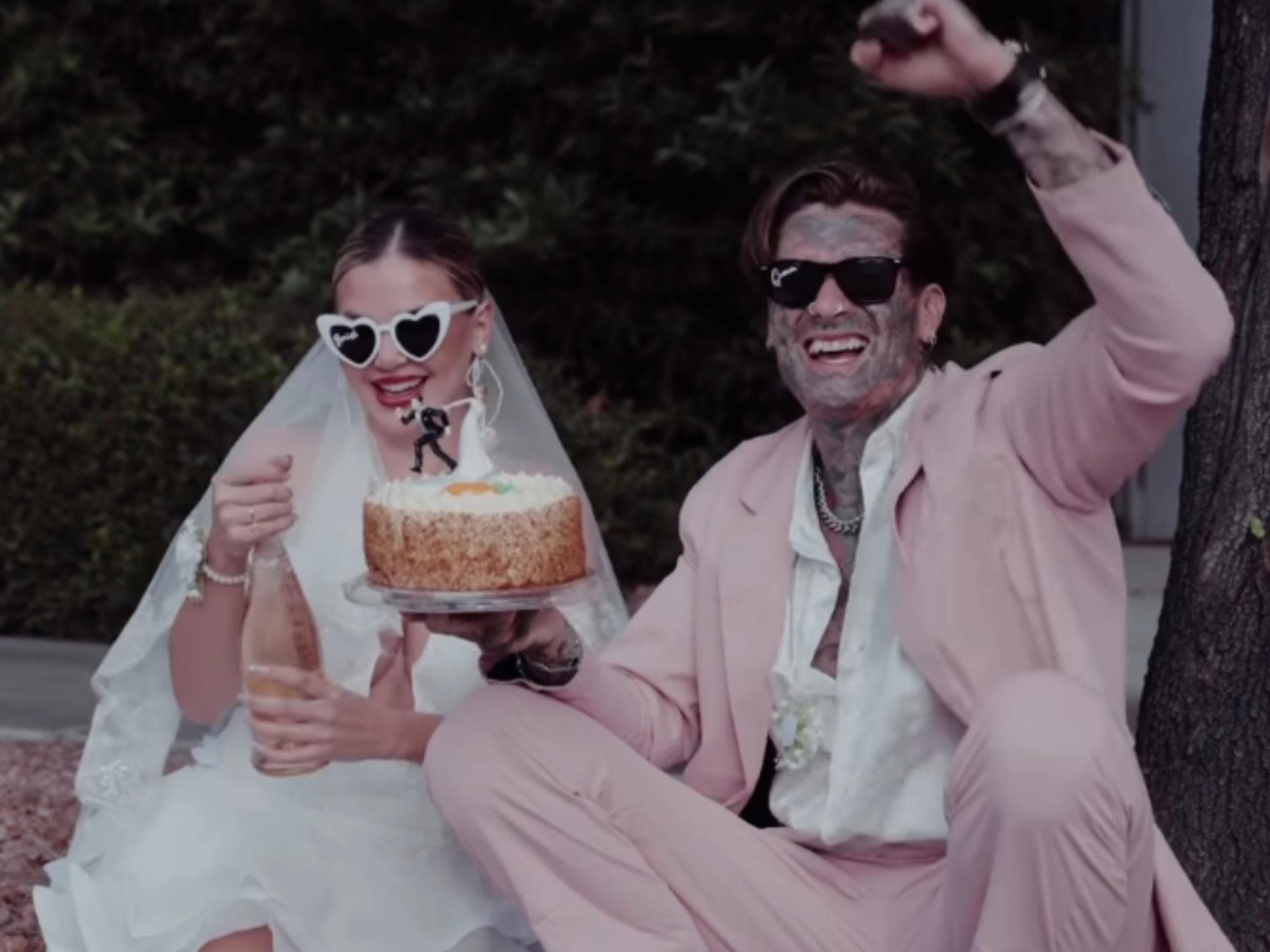 Kim Virginia Hartung und Nikola Glumac mit Hochzeitstorte