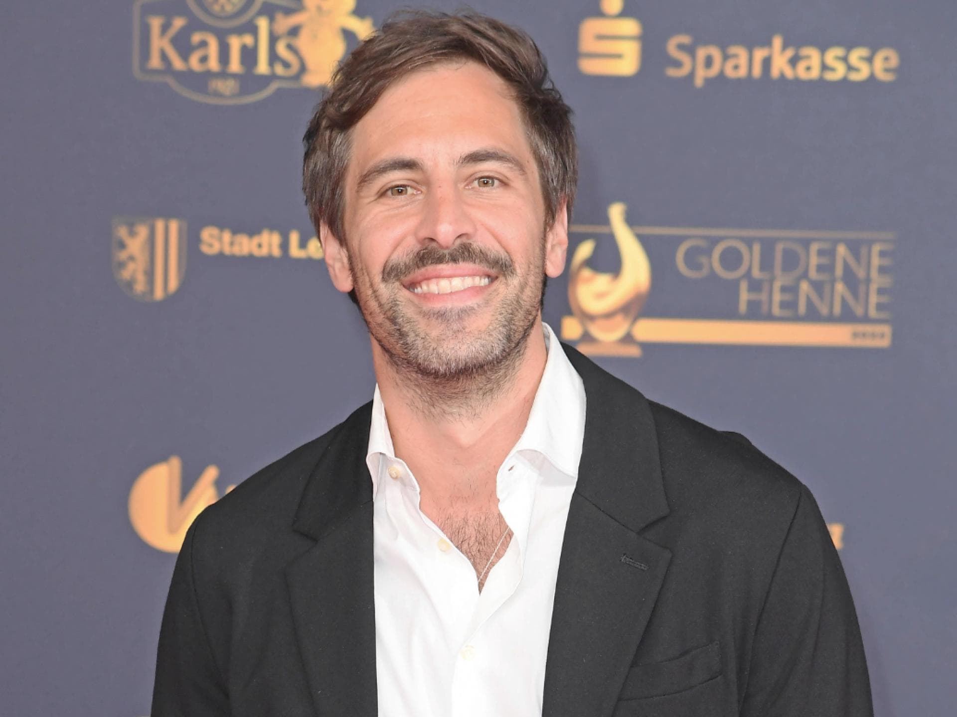 Max Giesinger lacht bei Goldener Henne