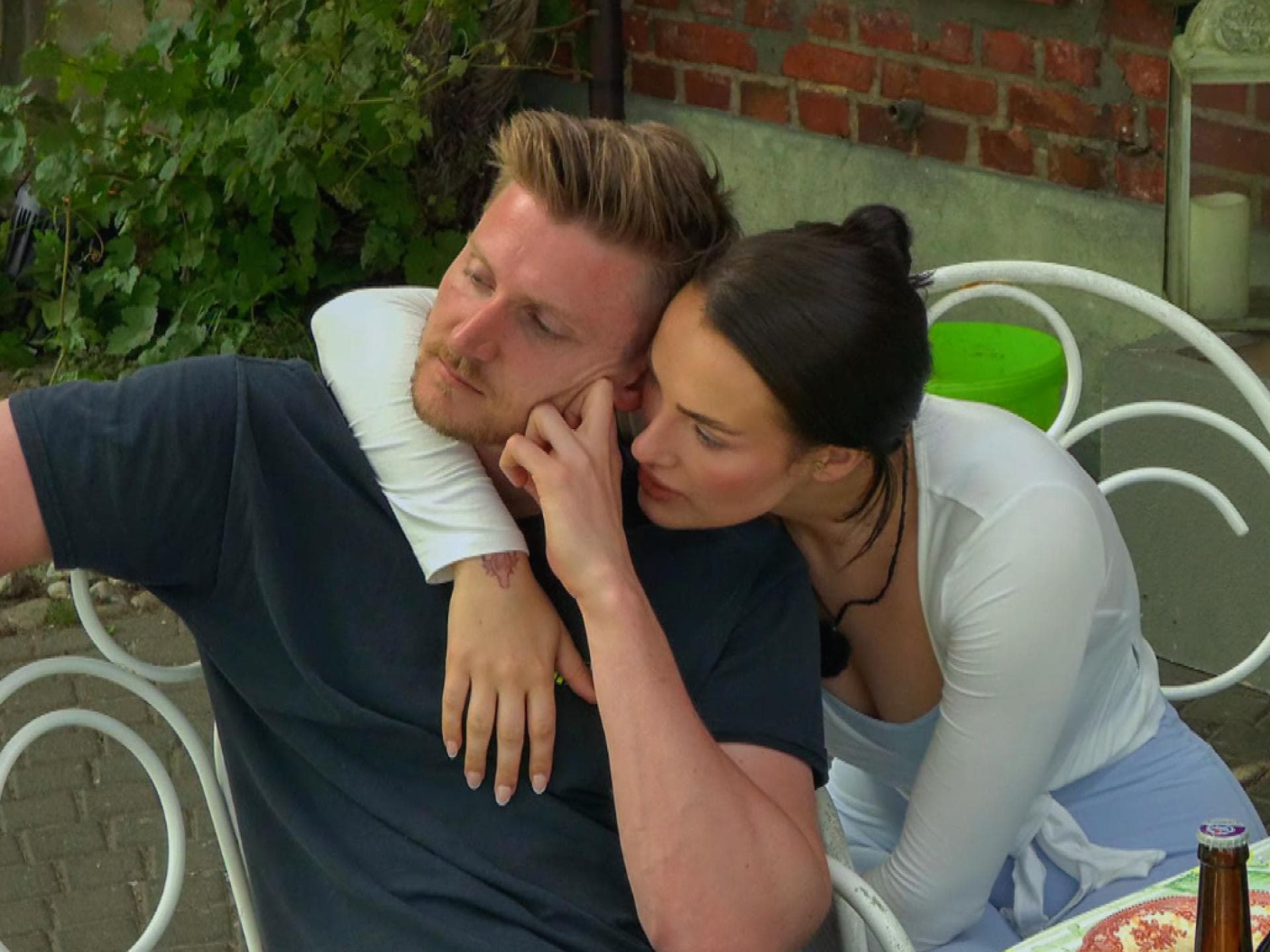 Paulina Ljubas kuschelt mit Tommy Pedroni im Sommerhaus