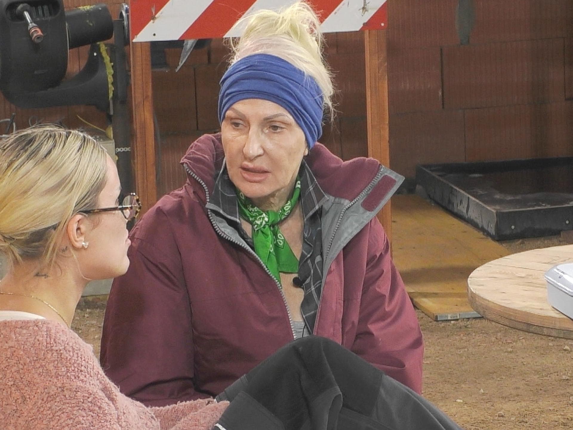 Désirée Nick unterhält sich bei "Promi Big Brother" mit Laura Blond