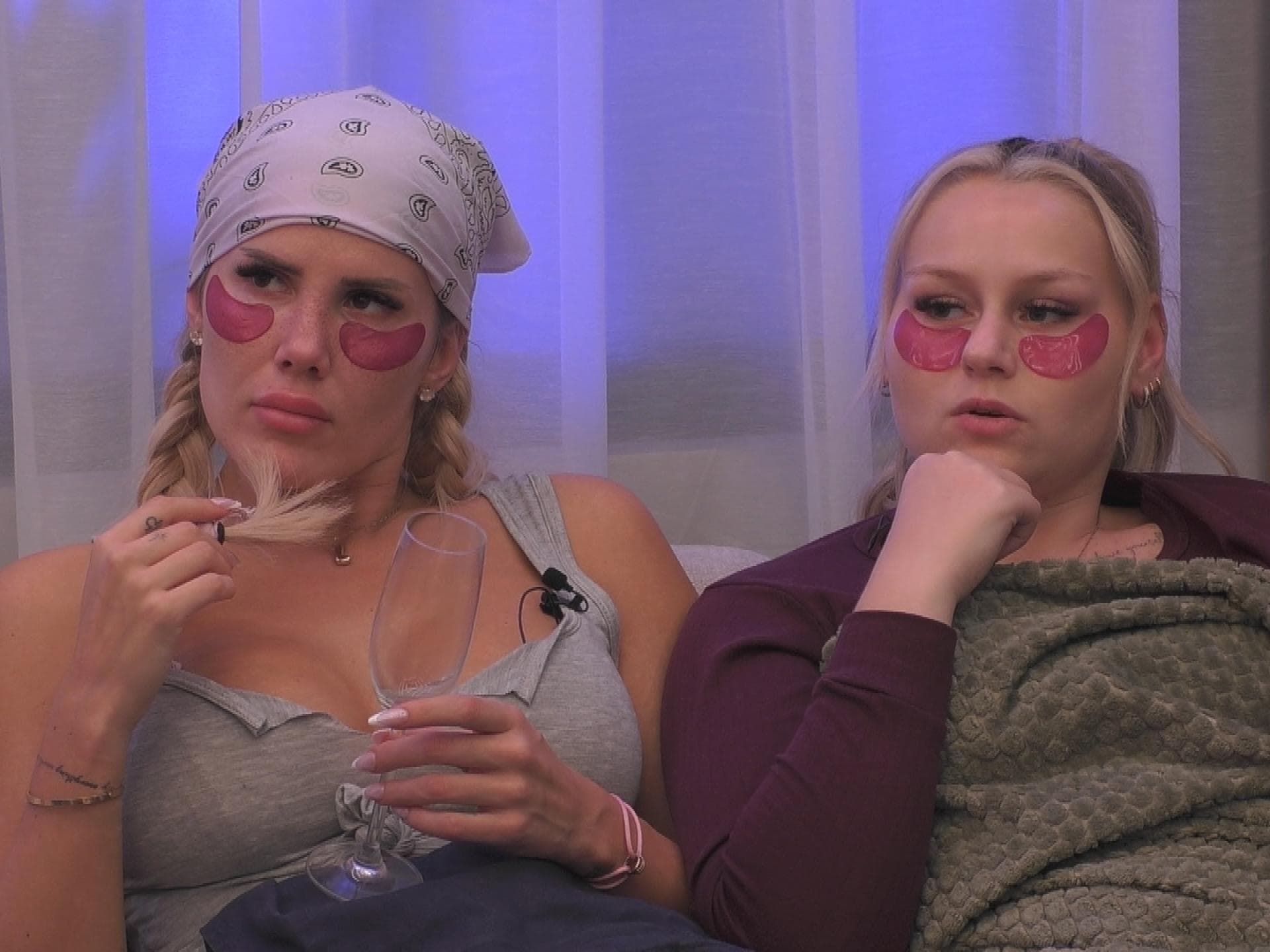 Laura Blond und Sarah-Jane Wollny sitzen bei "Promi Big Brother" nebeneinander