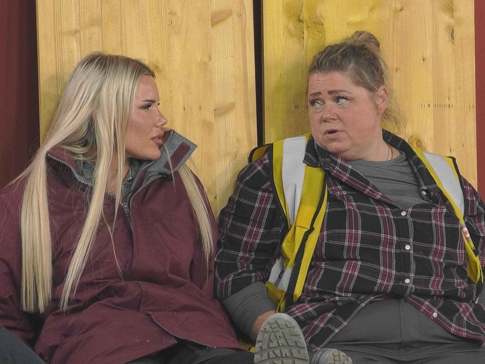 Laura Blond und Karina Kipp unterhalten sich bei "Promi Big Brother"