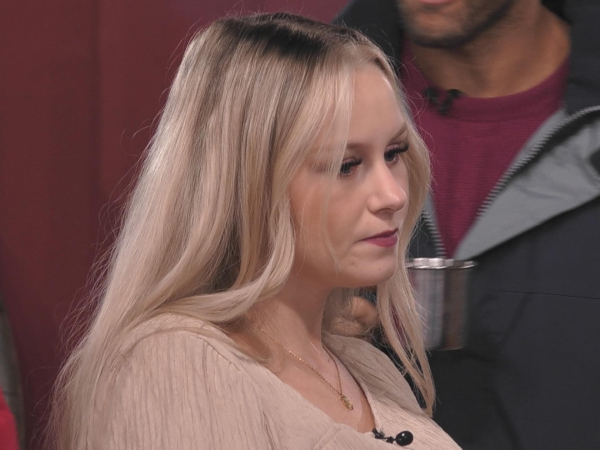 Sarah-Jane Wollny von der Seite bei "Promi Big Brother"