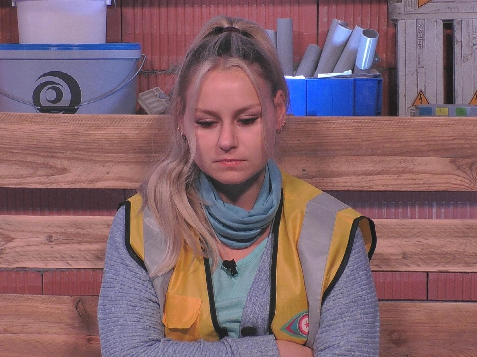 Sarah-Jane Wollny guckt bei "Promi Big Brother" im Einzelinterview traurig nach unten