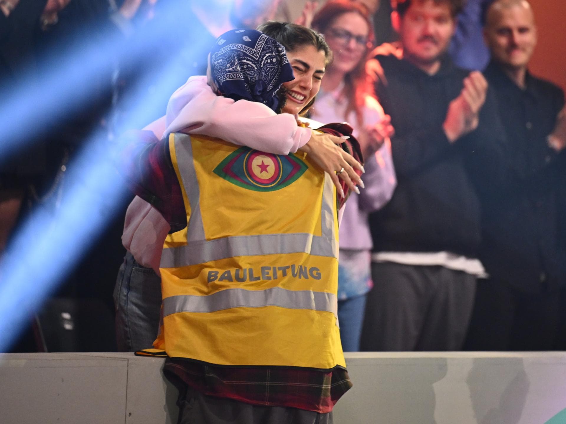 Jimi Blue Ochsenknecht und Yeliz Koc umarmen sich im Finale von "Promi Big Brother"
