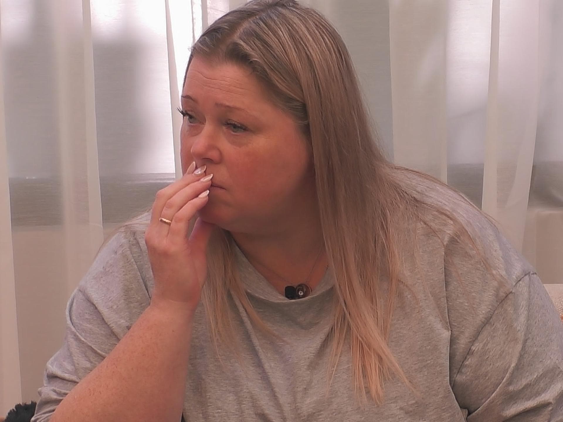 Karina Kipp alias "Karina2you" guckt bei "Promi Big Brother" ernst
