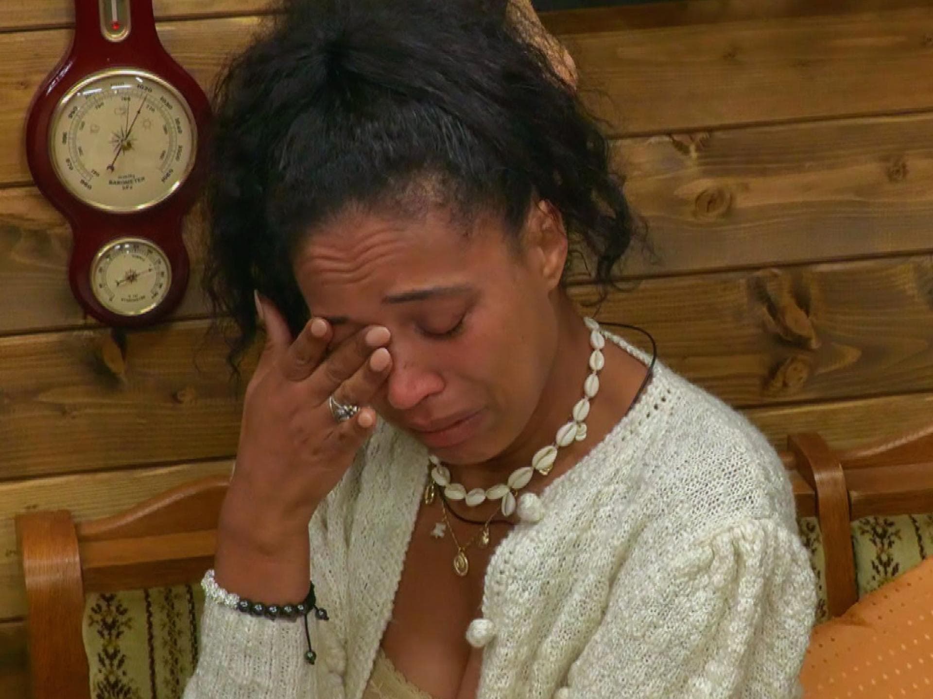 Sarah Joelle Jahnel weint im Sommerhaus