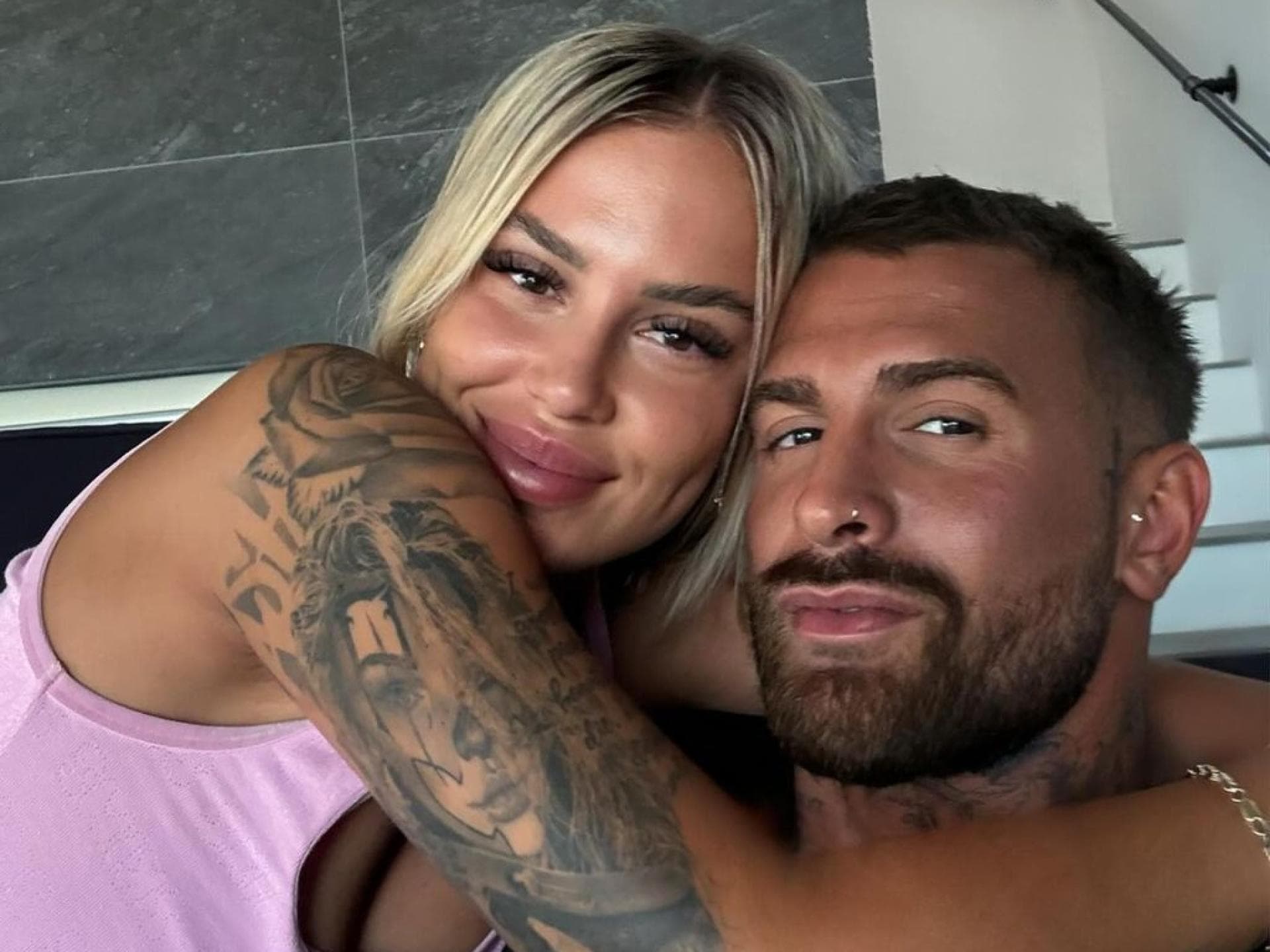 Gigi Birofio und Vicky kuscheln