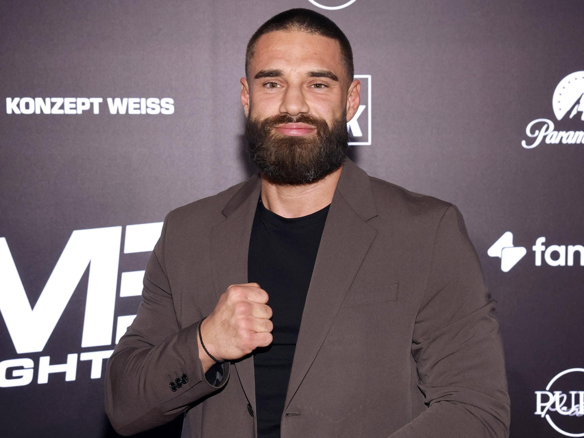 Aleks Petrovic mit Bart und geballten Fäusten