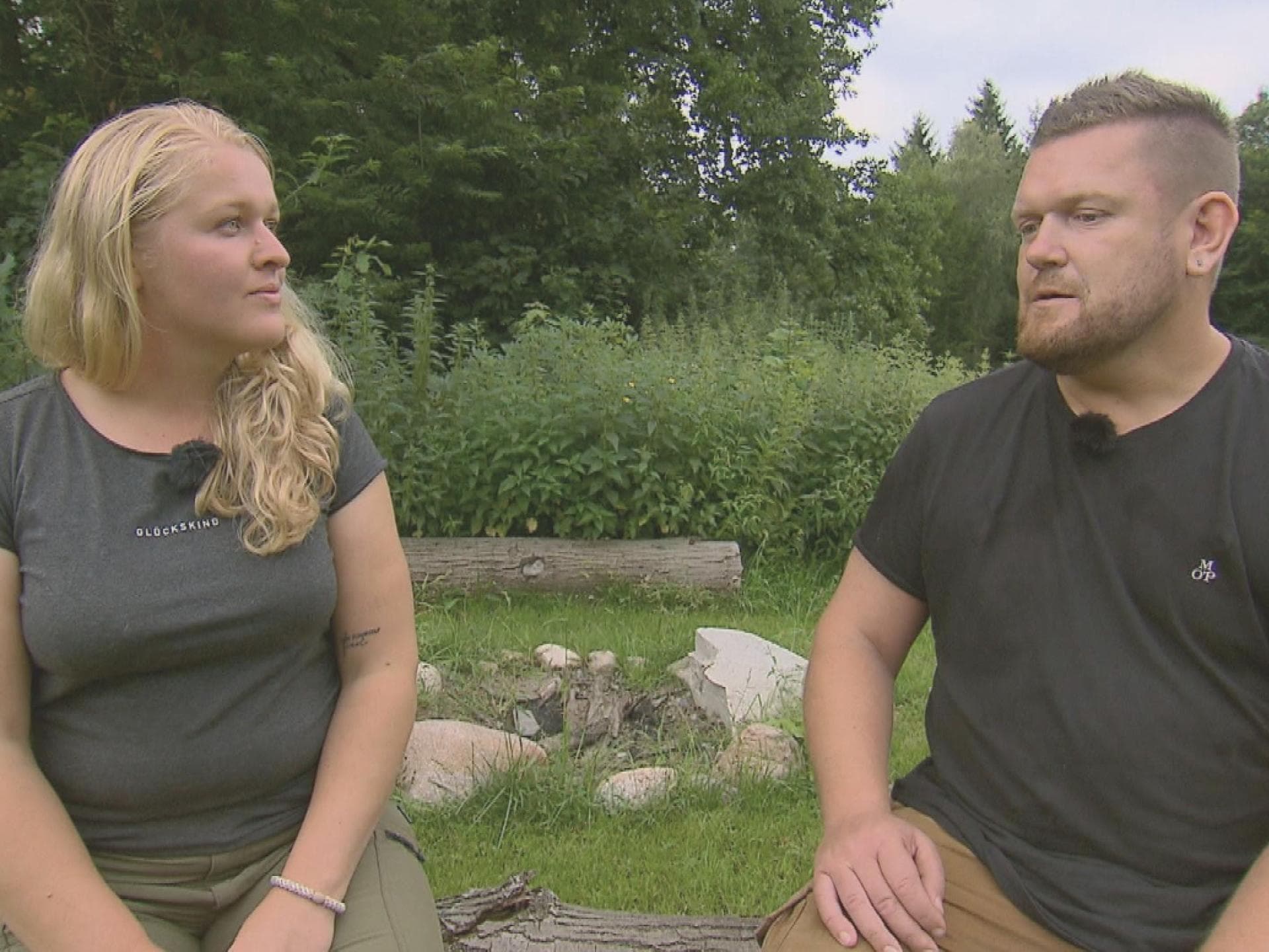 Insa guckt Christph traurig an