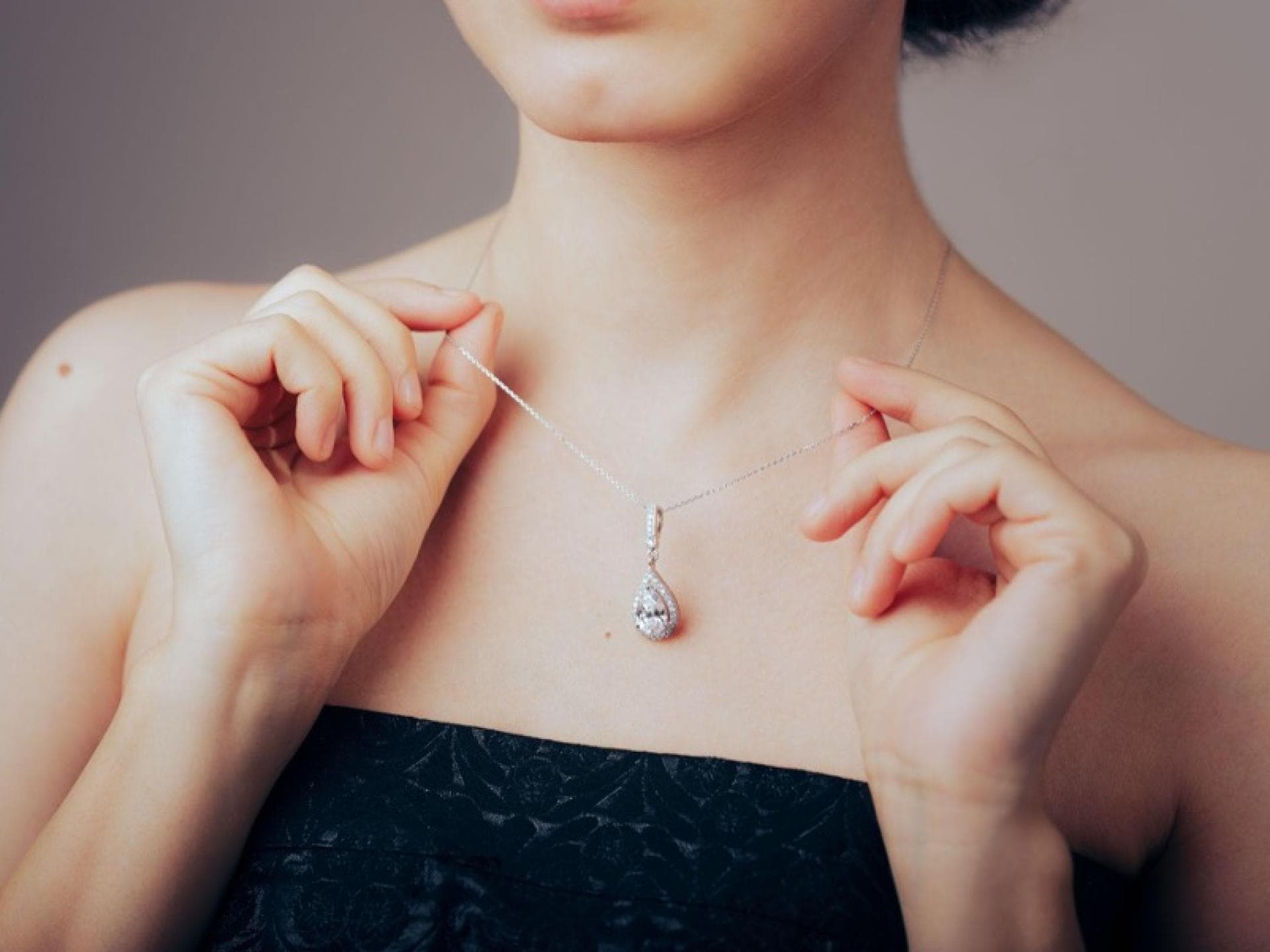 Eine Frau trägt eine filigrane Kette