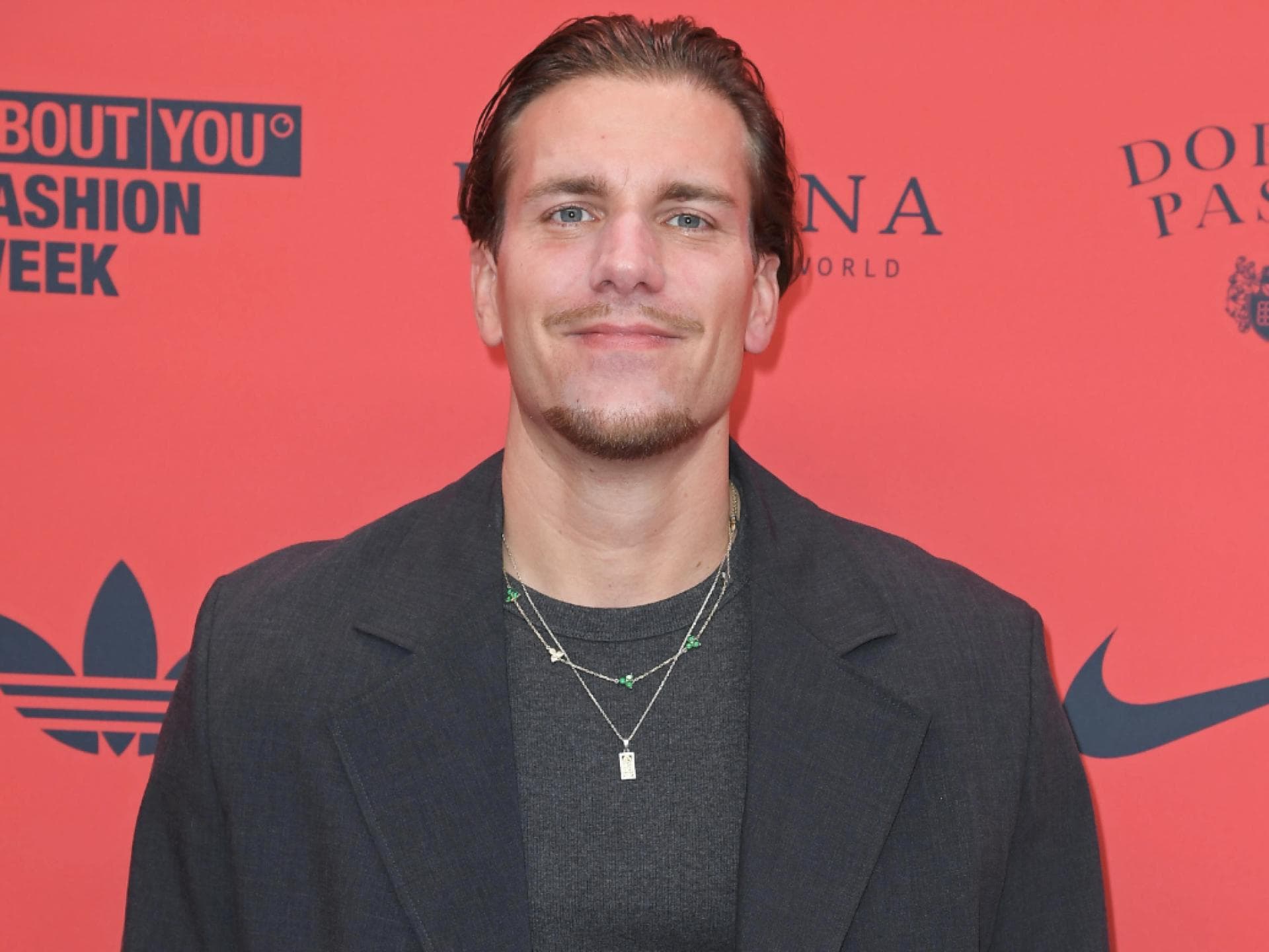 Felix Stein posiert vor Fotowand