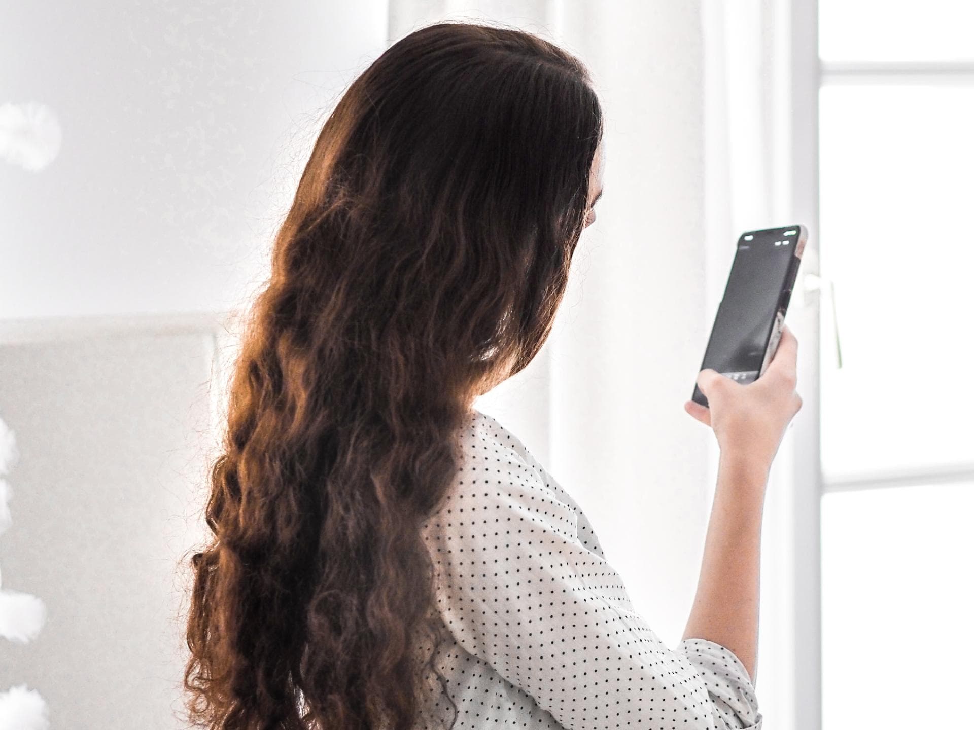 Eine Frau filmt mit ihrem Handy