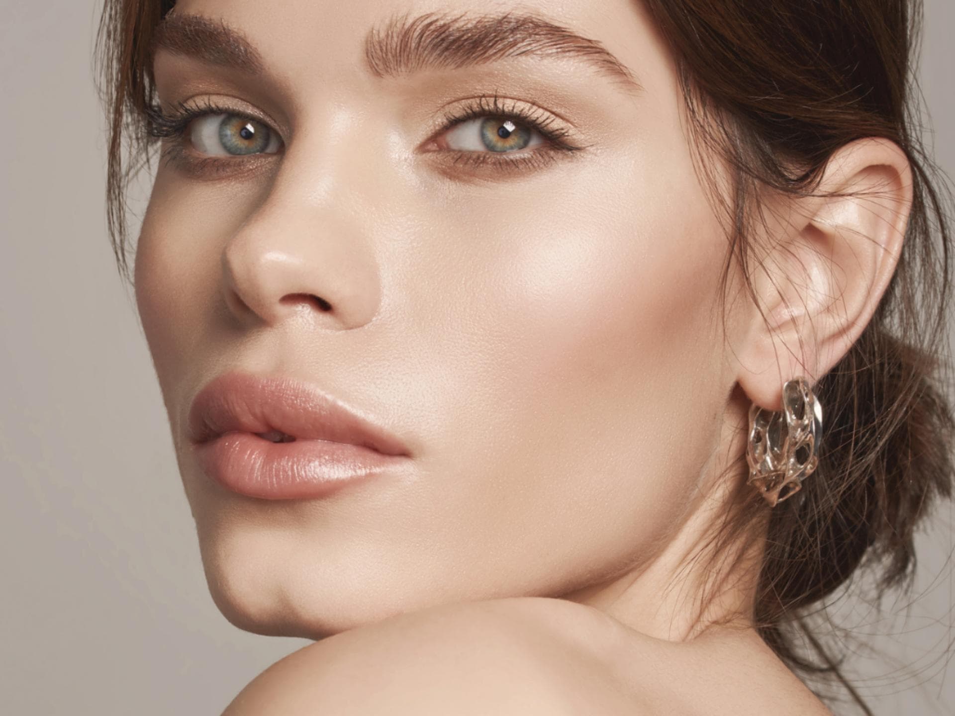 Frau mit makelloser Haut