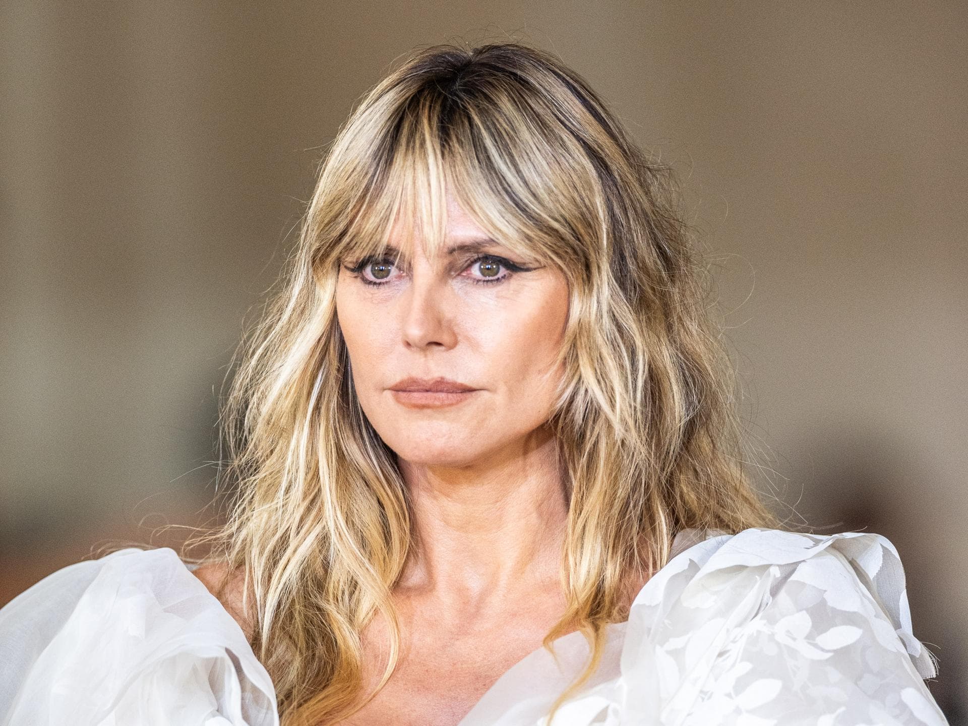 Heidi Klum im weißen Kleid, ernster Blick