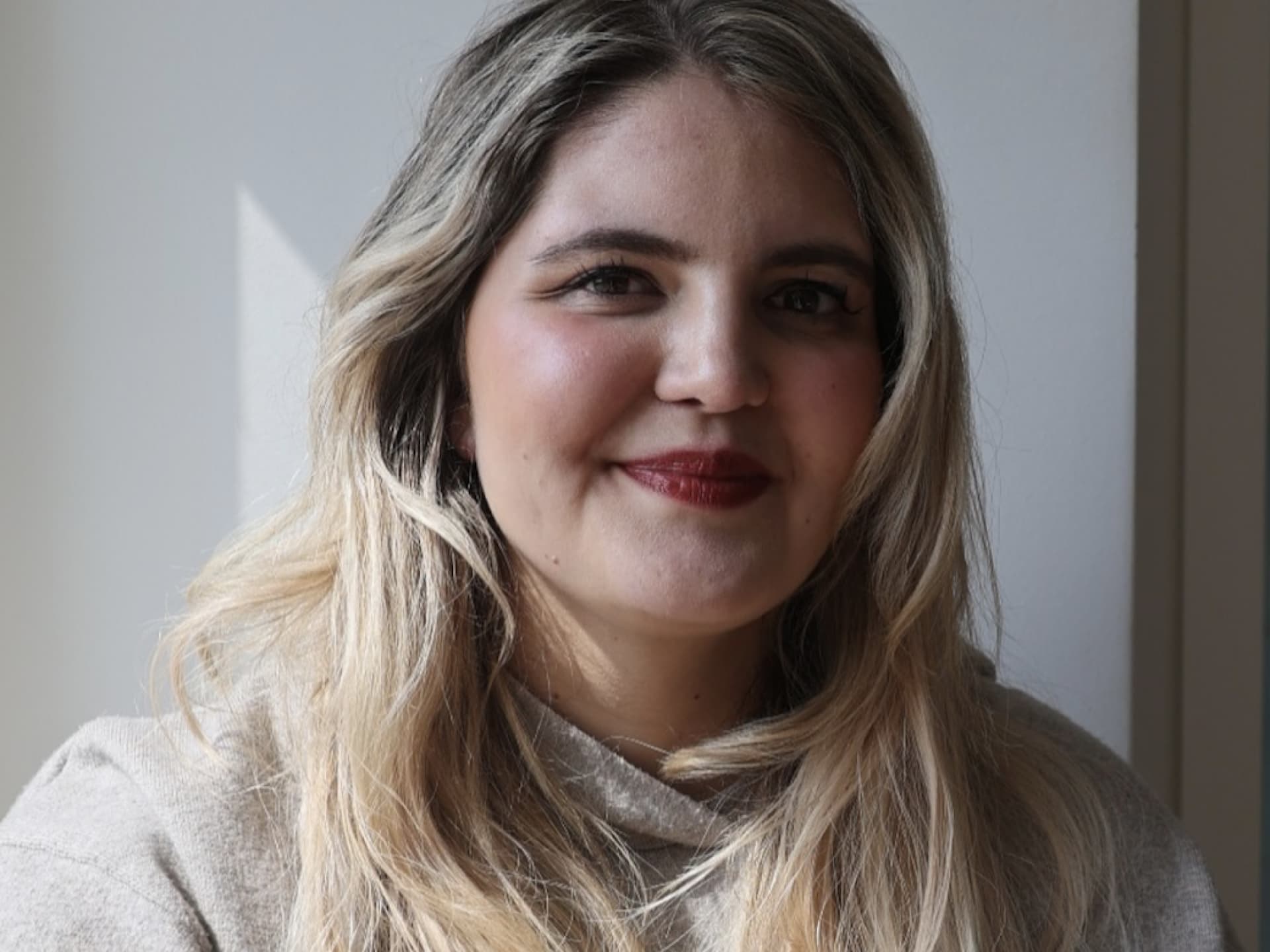 Ina on Tour lächelt