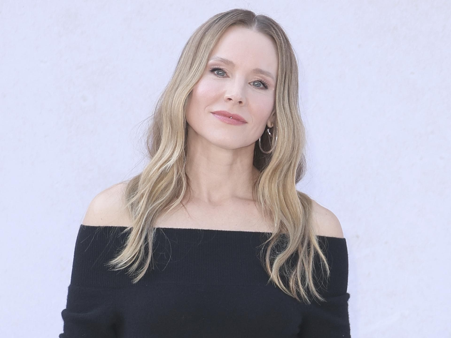 Kristen Bell vor fliederfarbenener Wand