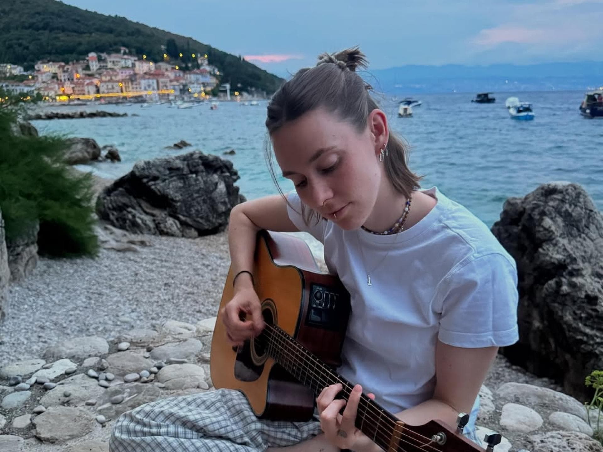 Malou Lovis spielt Gitarre