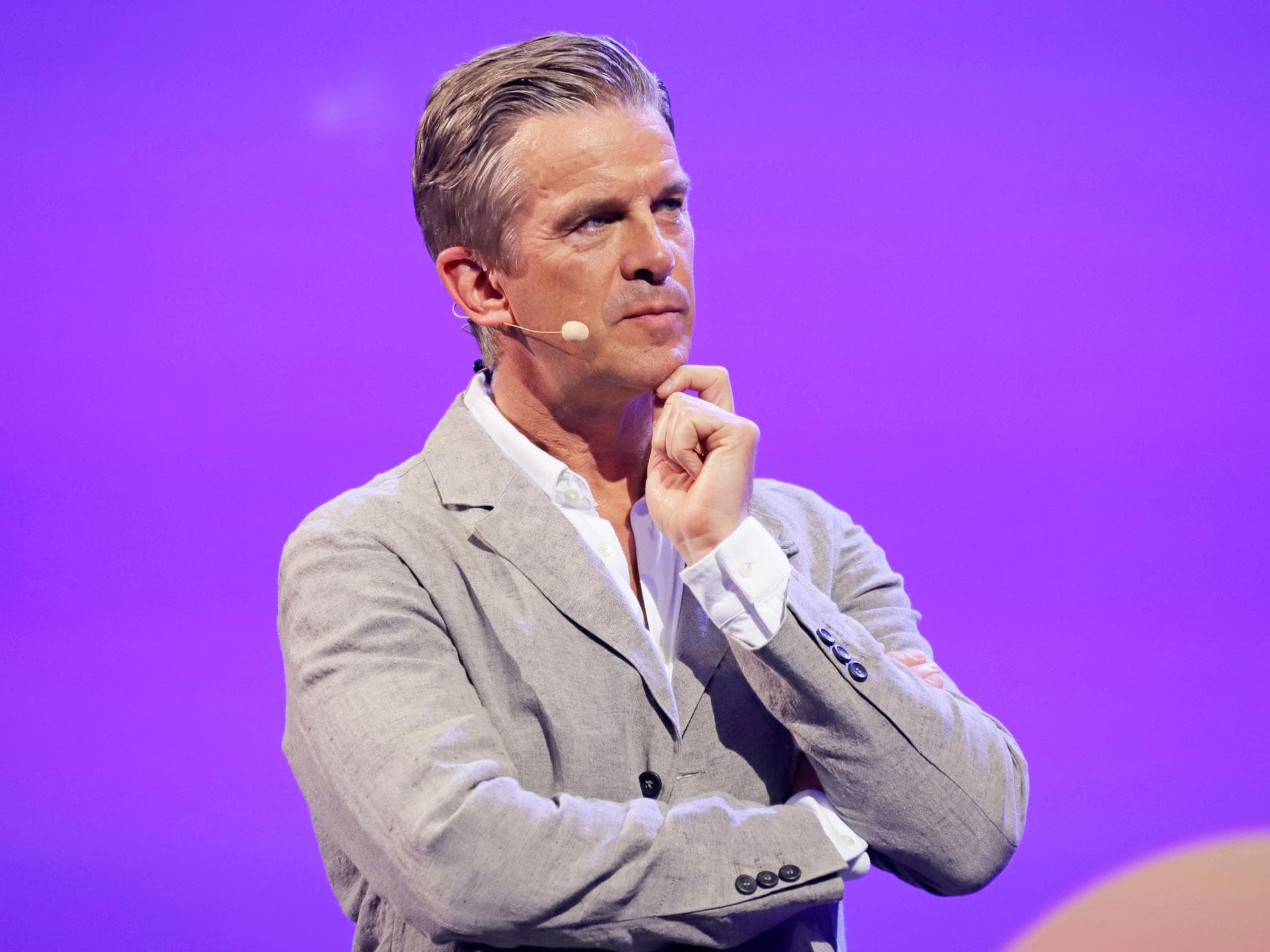 Markus Lanz mit Hand am Kinn