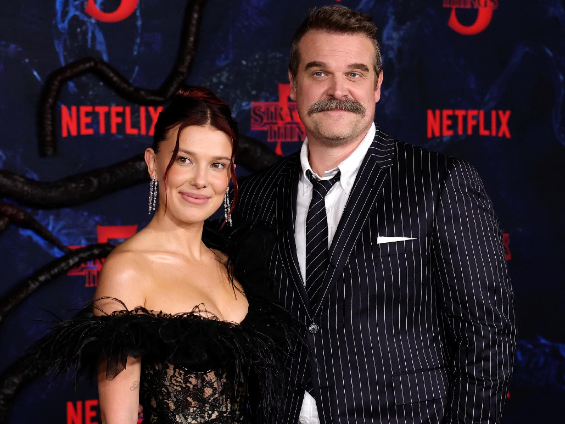 Millie Bobby Brown Arm in Arm mit David Harbour