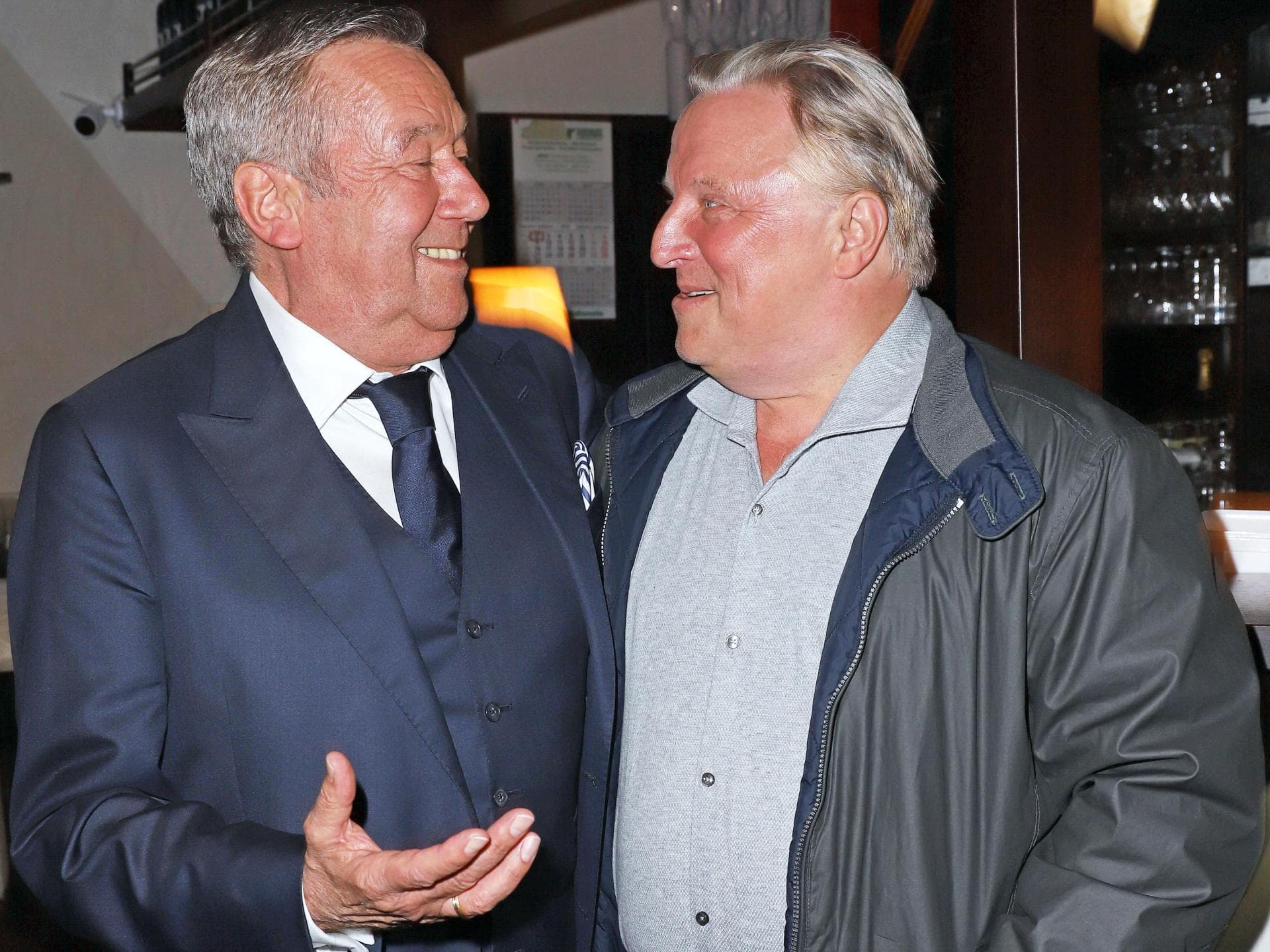 Roland Kaiser und Axel Prahl schauen sich an und lachen