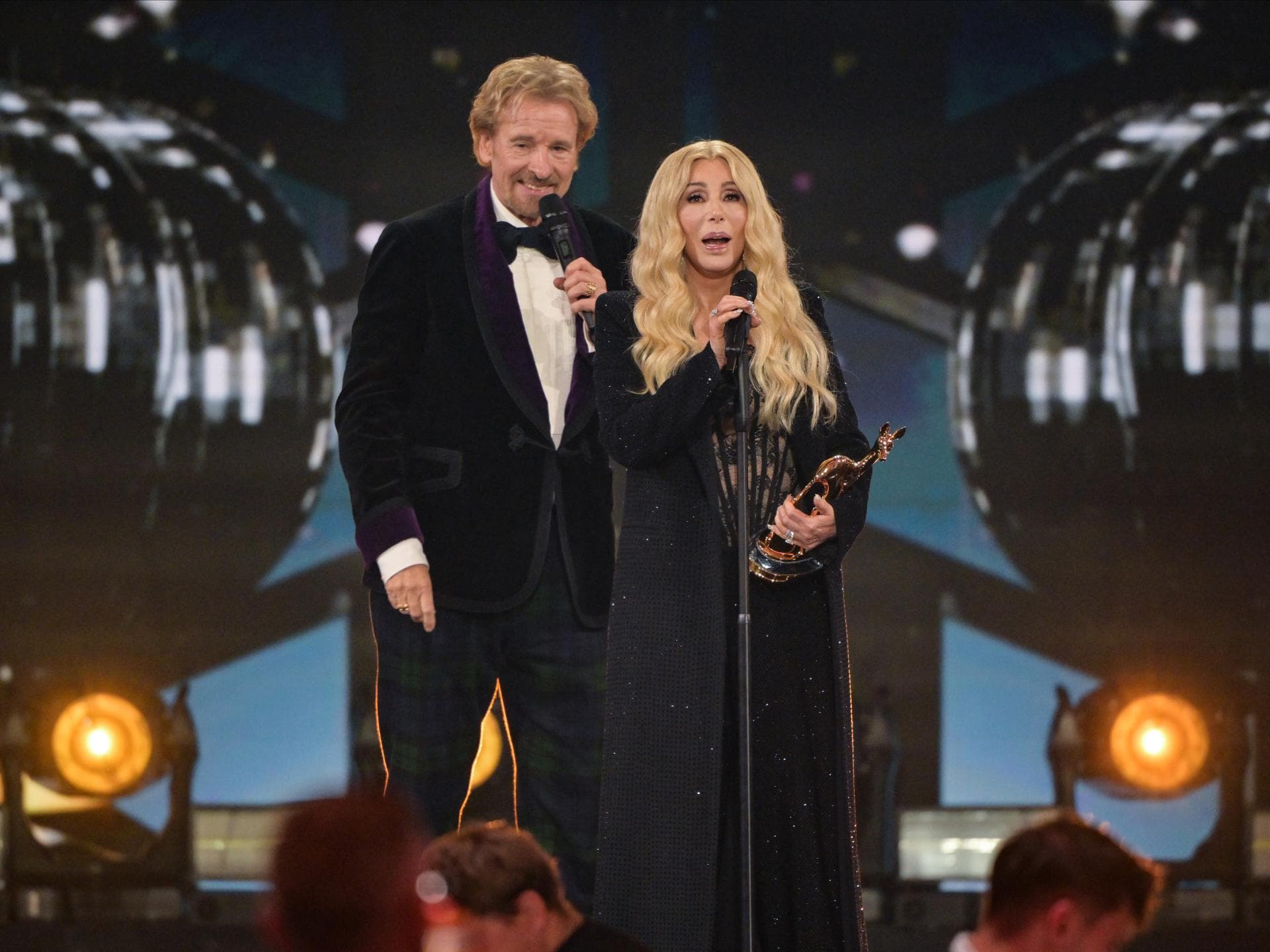 Thomas Gottschalk und Cher gemeinsam auf der Bühne beim Bambi 2025