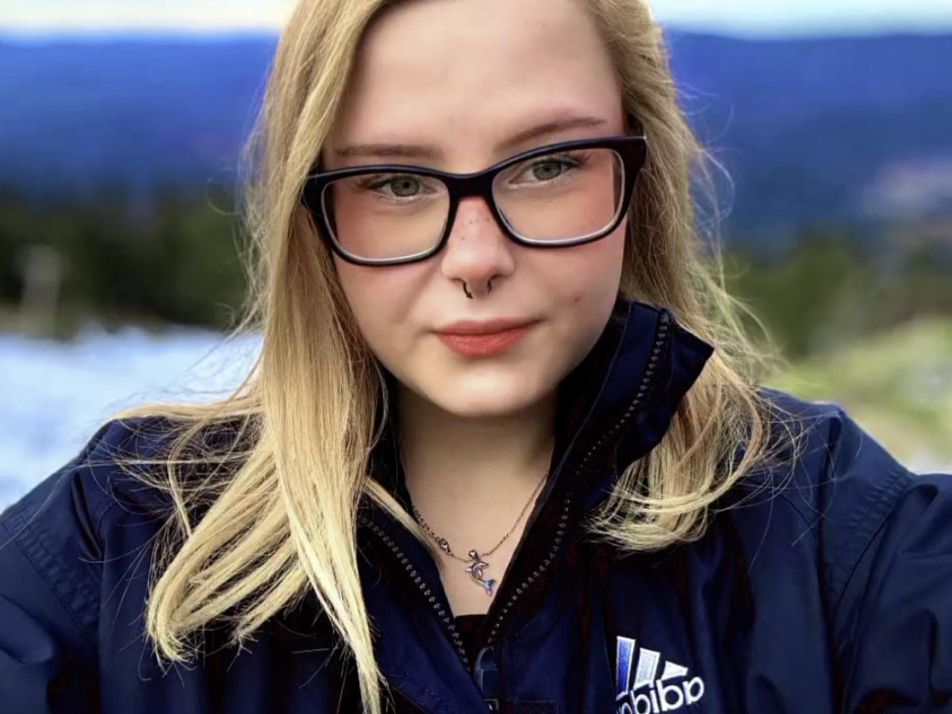 Calantha Wollny macht ein Selfie mit Brille in der Natur