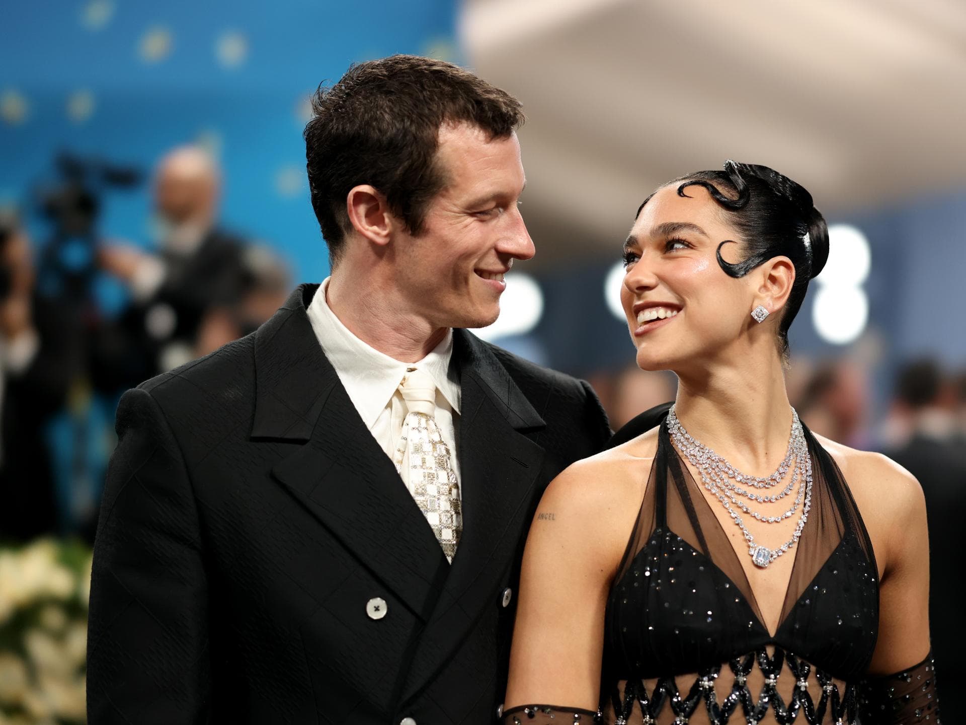 Dua Lipa und Callum Turner strahlen sich an