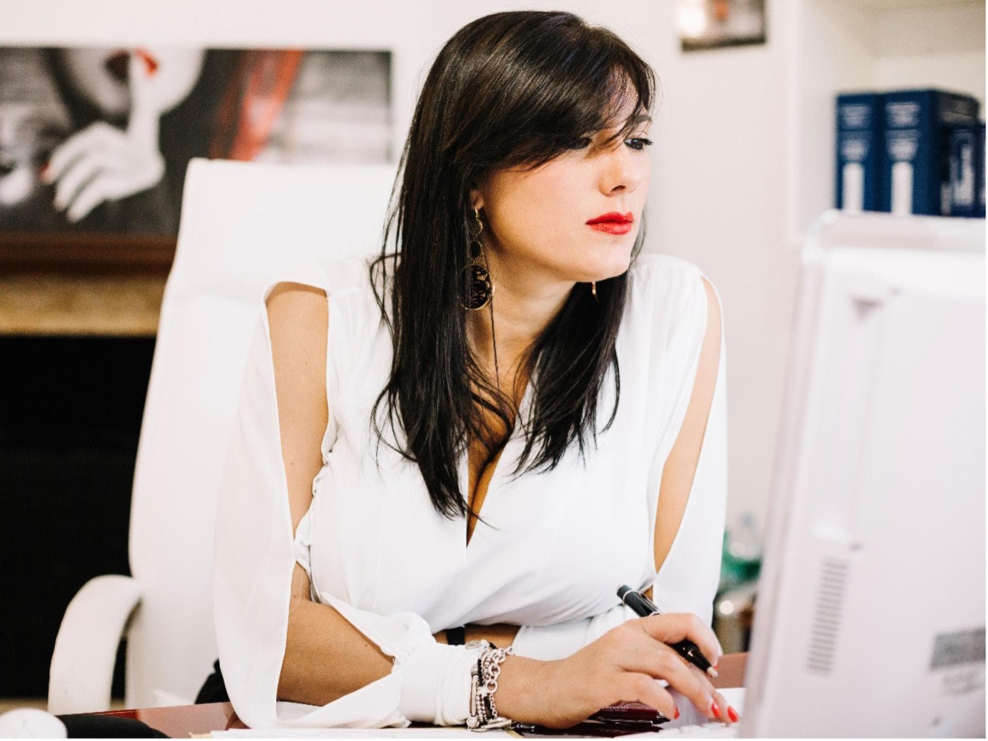 Eine Frau trägt verschiedene Schmuckstücke in Silber