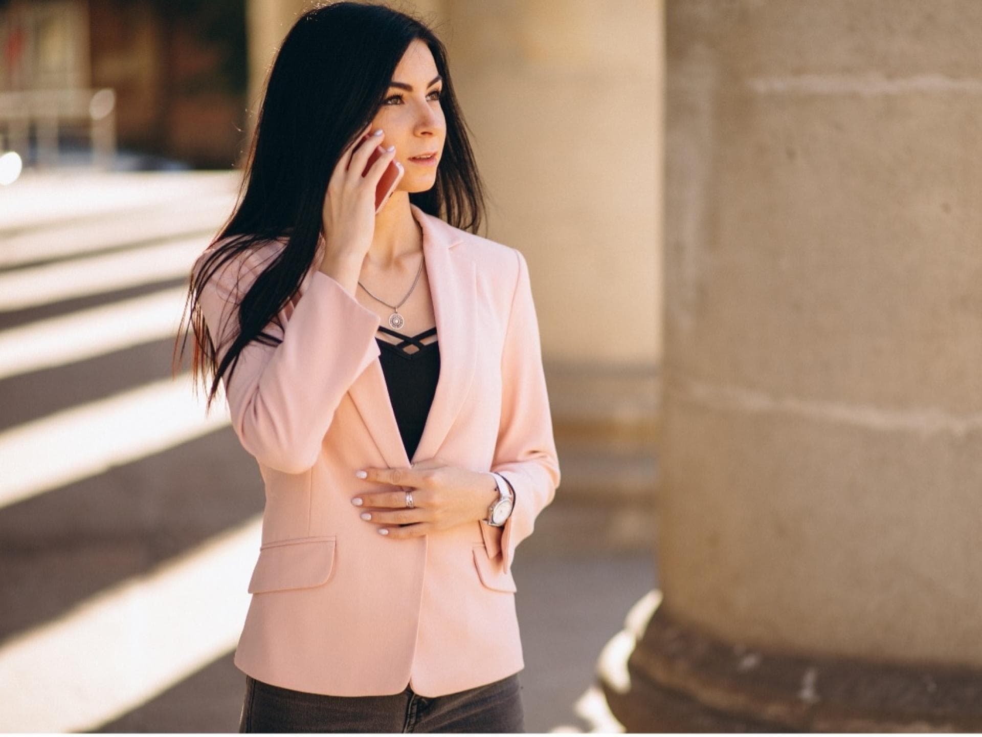 Eine Frau trägt eine filigrane Kette